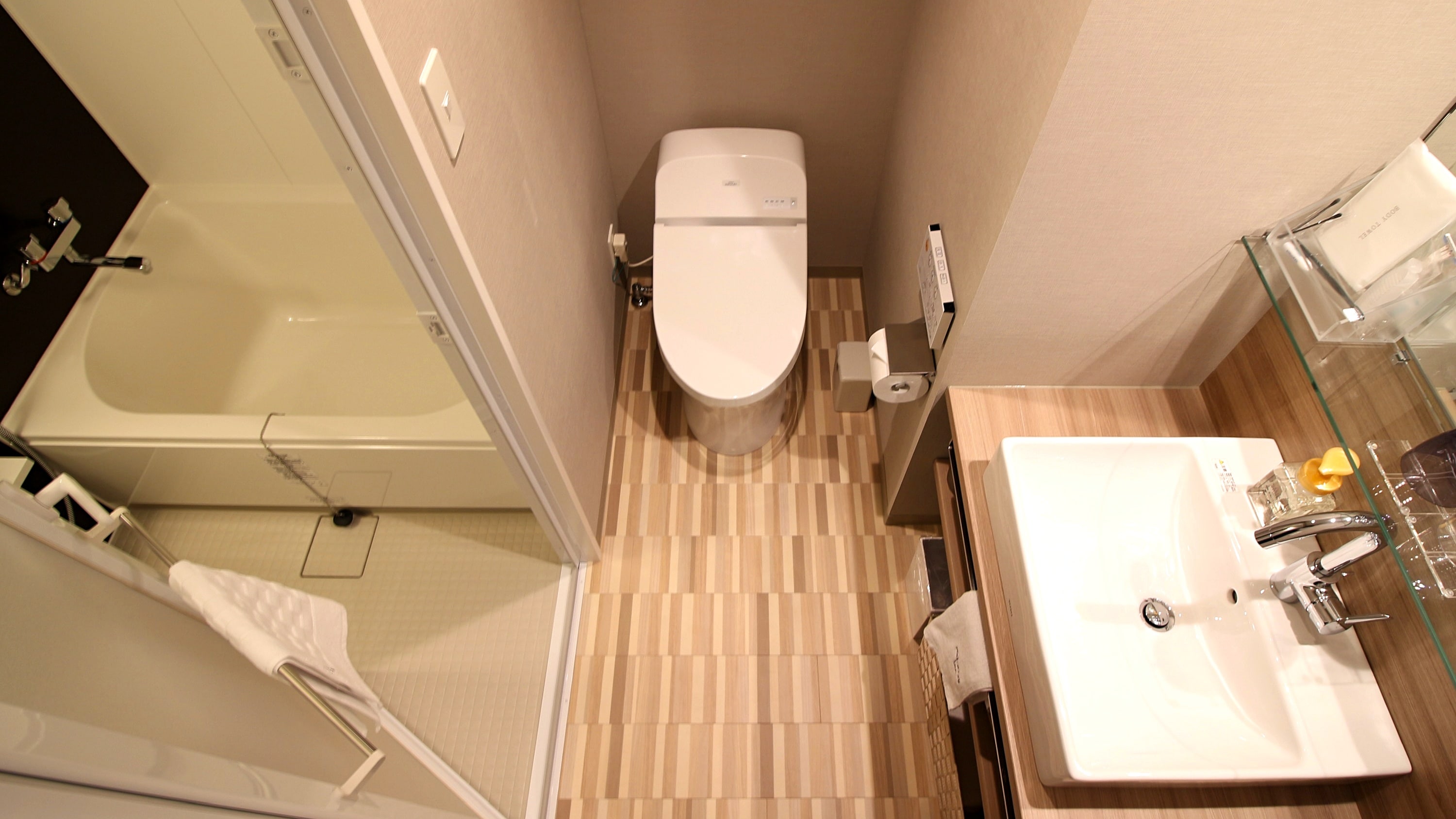 Kamar mandi double / superior double sedang, toilet, wastafel