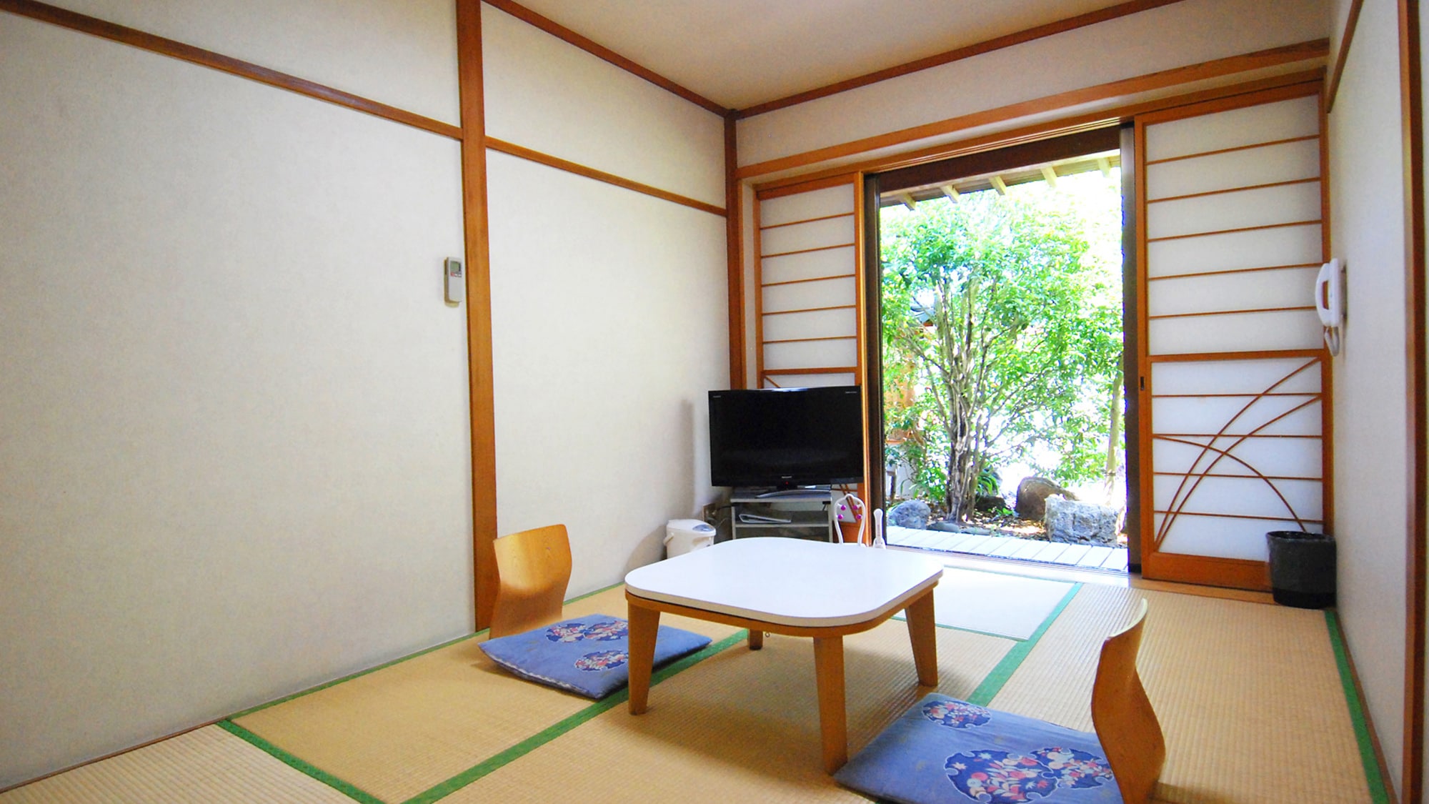 * [Japanese-style room 6 tatami mats] Renewed in 2021. Relax while looking out at the garden. Recommended for telework trips