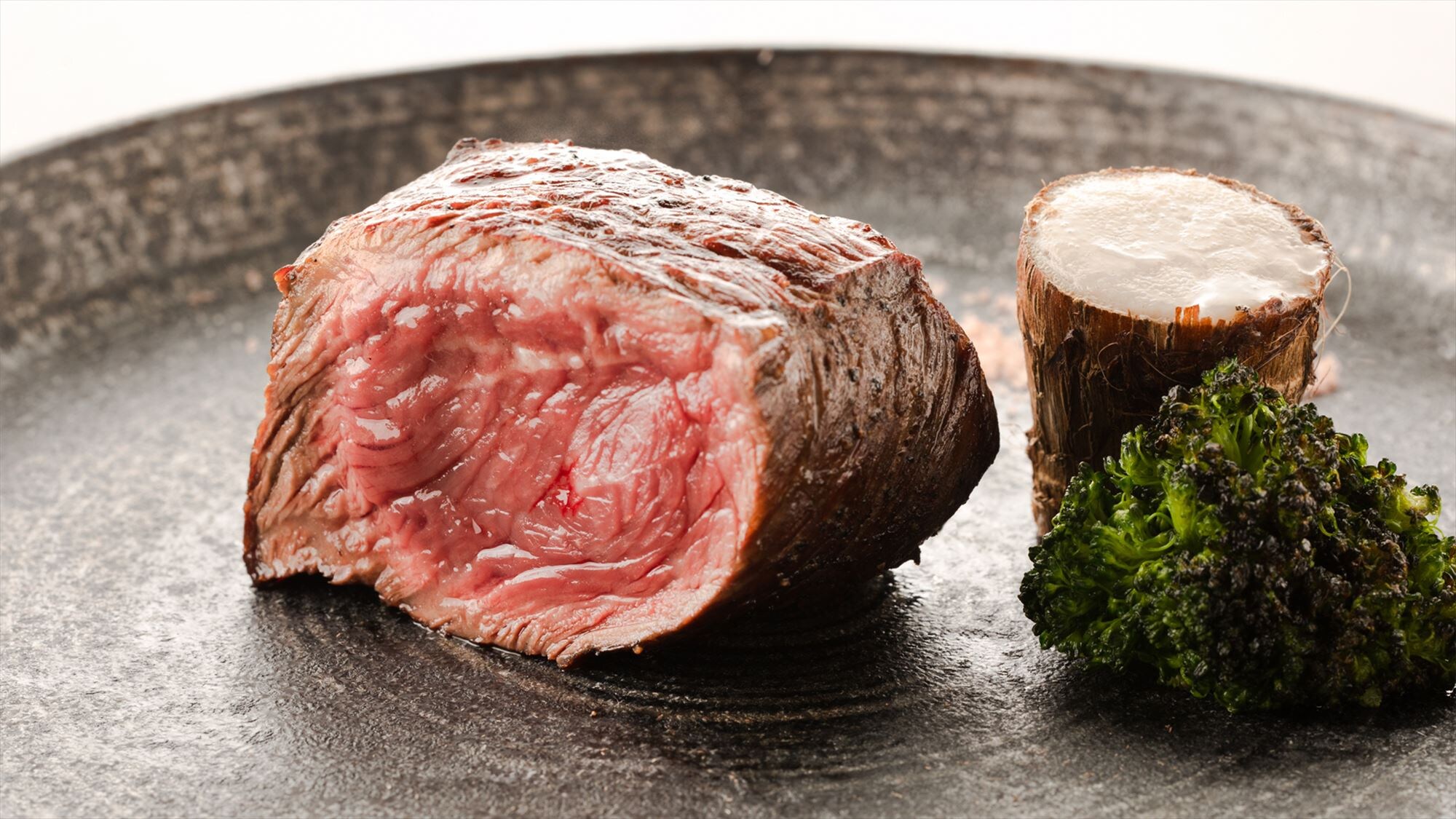 [Contoh hidangan] Steak daging sapi Tendo yang dipanggang di atas panggangan Josper