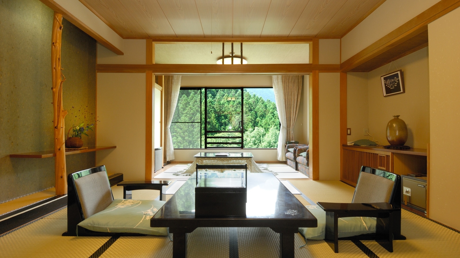 Kamar tamu dengan pemandian setengah terbuka dengan air panas alami yang menghadap ke Gunung Tanigawa / Kamar bergaya Jepang 10 tikar tatami + 4,5 tikar tatami (contoh)