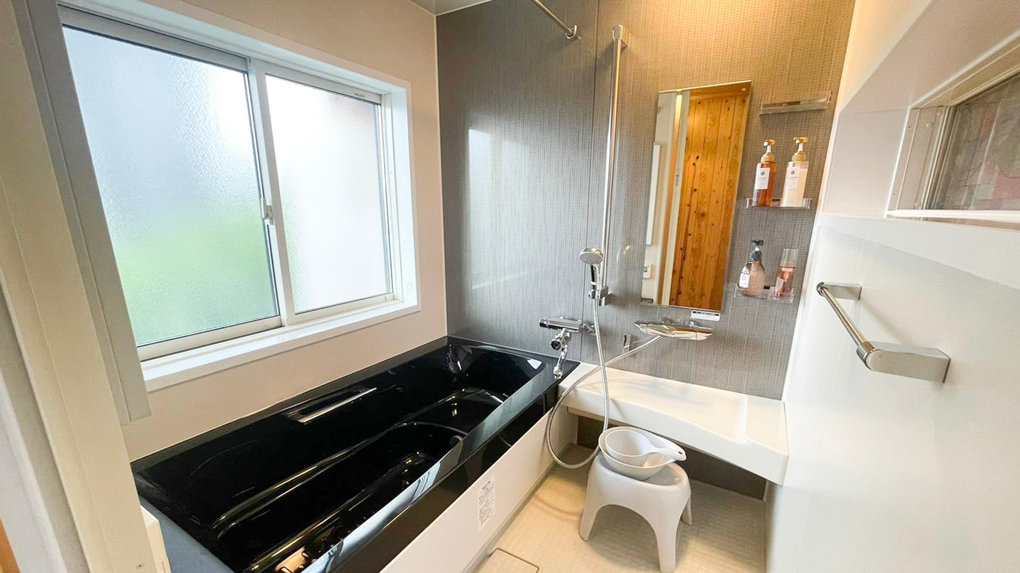 ・[Bathroom] A bright and spacious bathroom with a window. Relax after a long day.