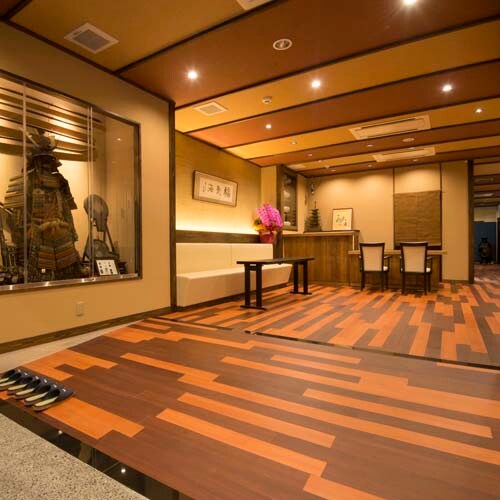 ▼ [Lobby] The steps have been replaced with slopes. The lobby has a warm atmosphere.