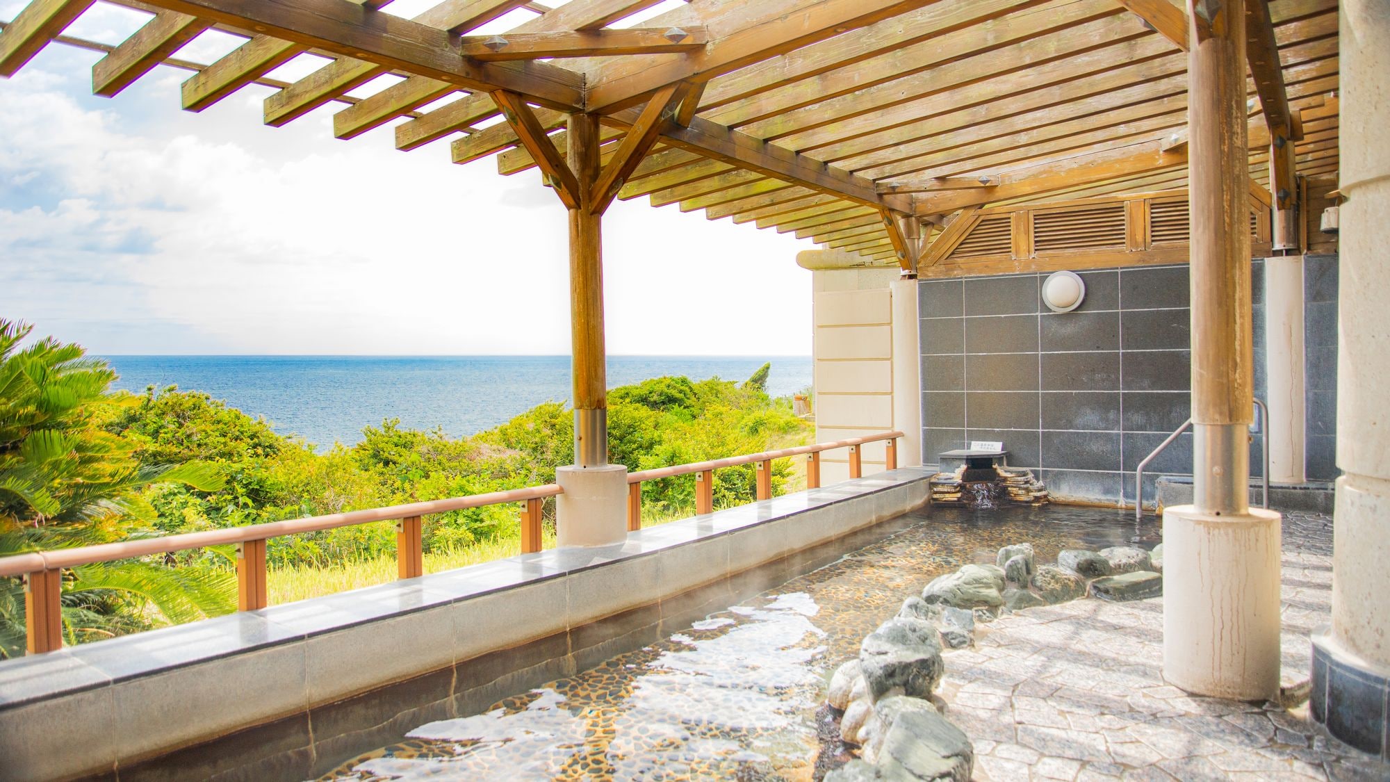 Open-air bath with a panoramic view of the sea <Women's bath>