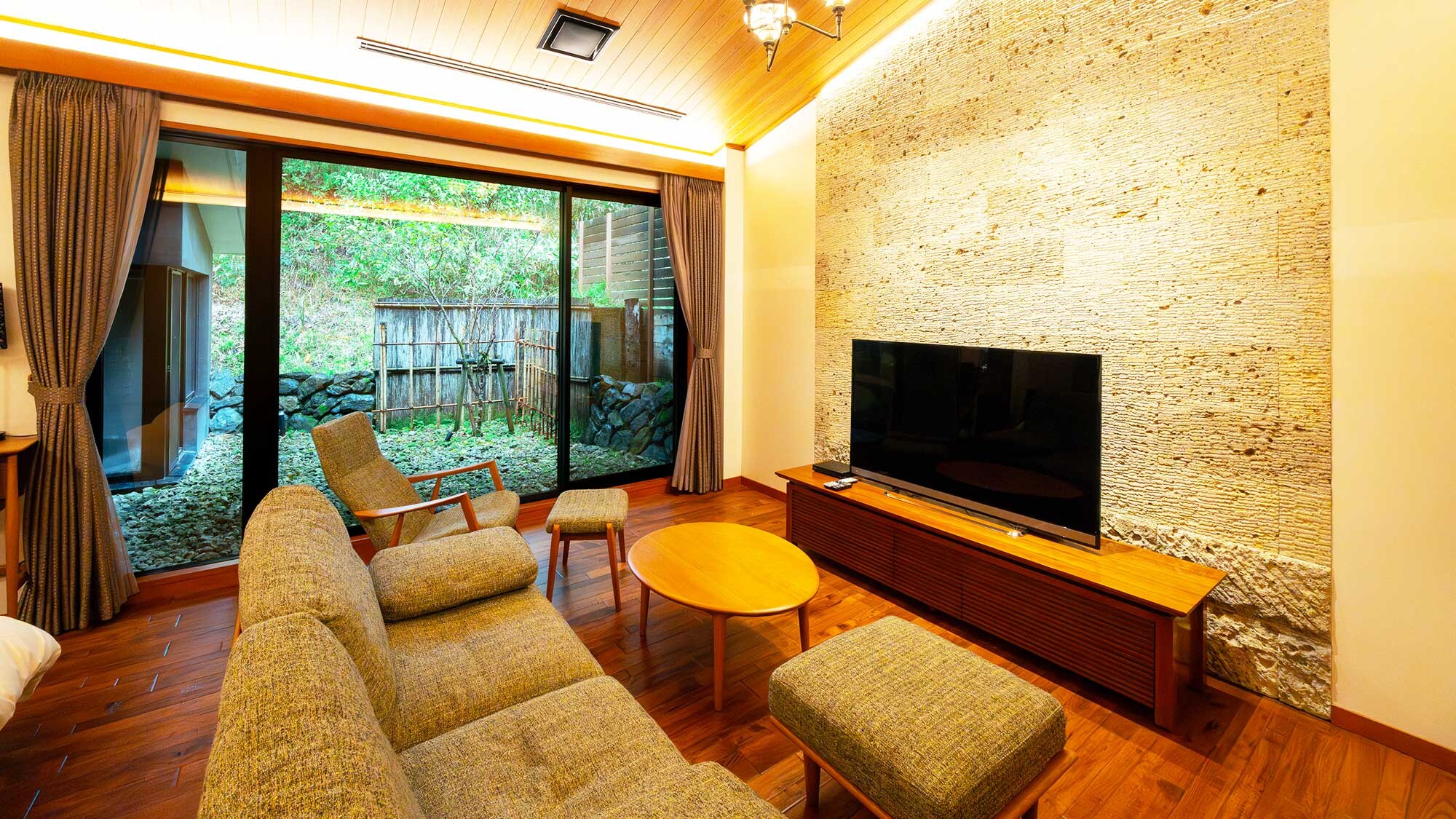 [Annex / 50 square meters] The interior is lavishly furnished with Oya stone and cedar boards from Tochigi Prefecture, and is fitted out with custom-made European lighting and furniture.