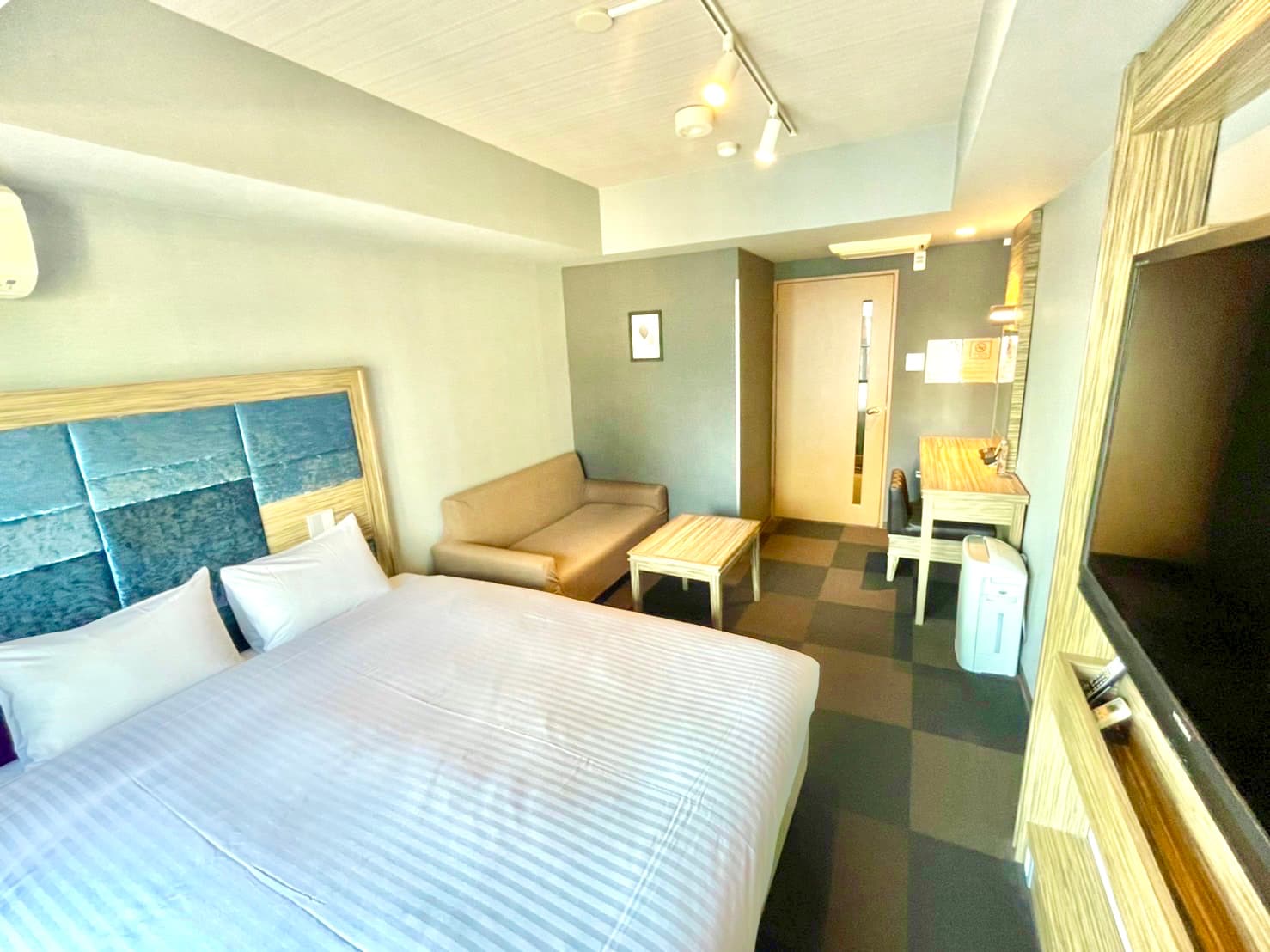 [Guest room] Deluxe double room / size 23 square meters / separate bath and toilet / capacity 2 people