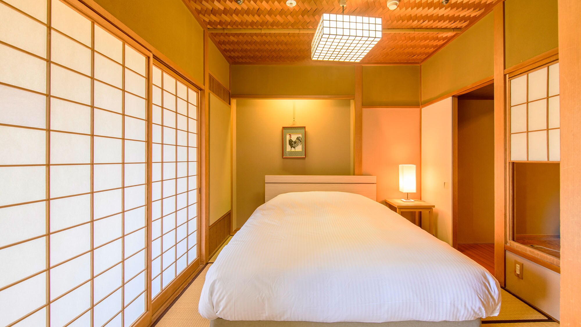 [Autumn Room - Standard Japanese-Western Style Room] Enjoy a luxurious sleep in a large queen-size bed.