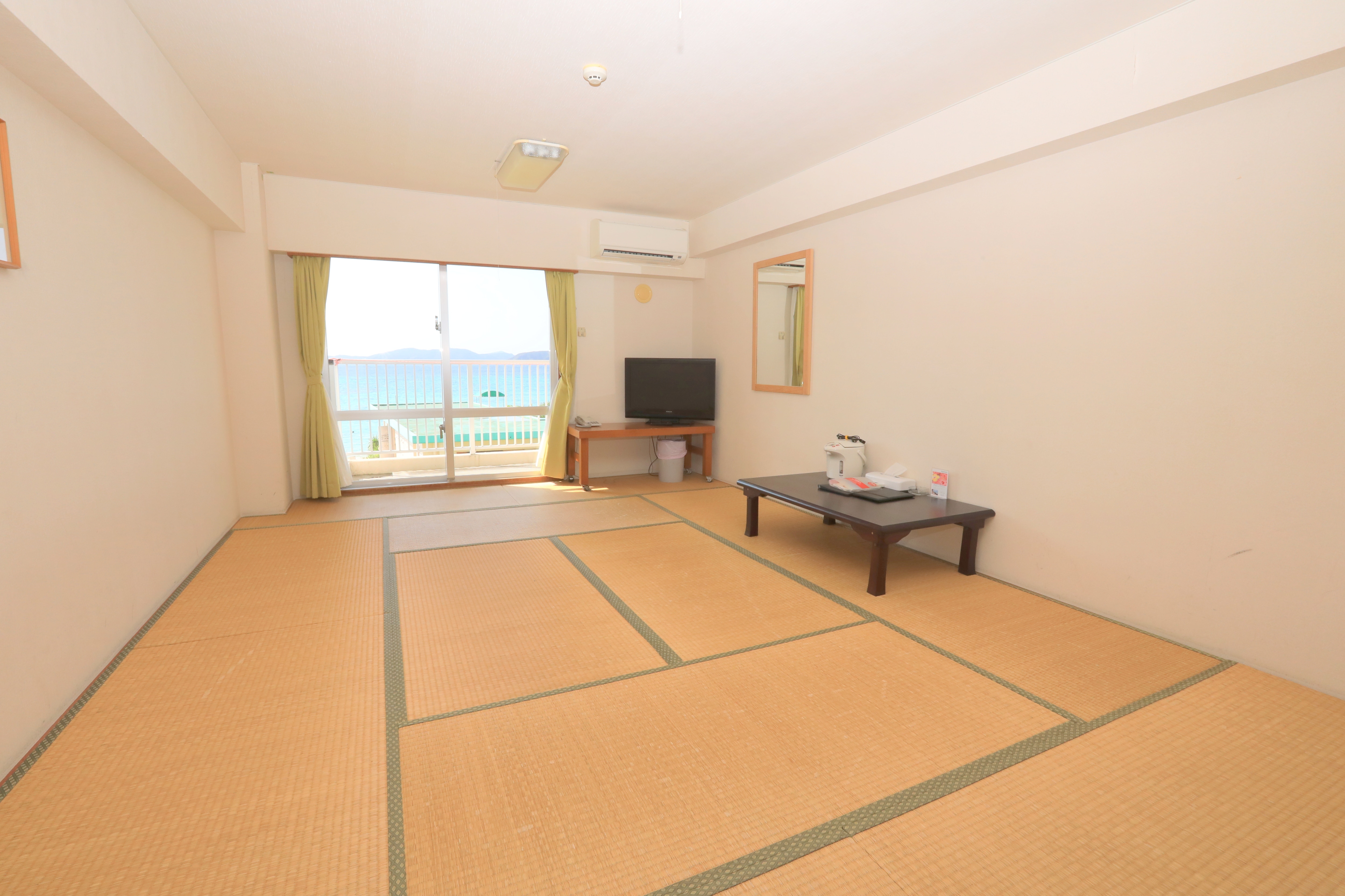New building Japanese-style room (12 tatami mats, sea side)