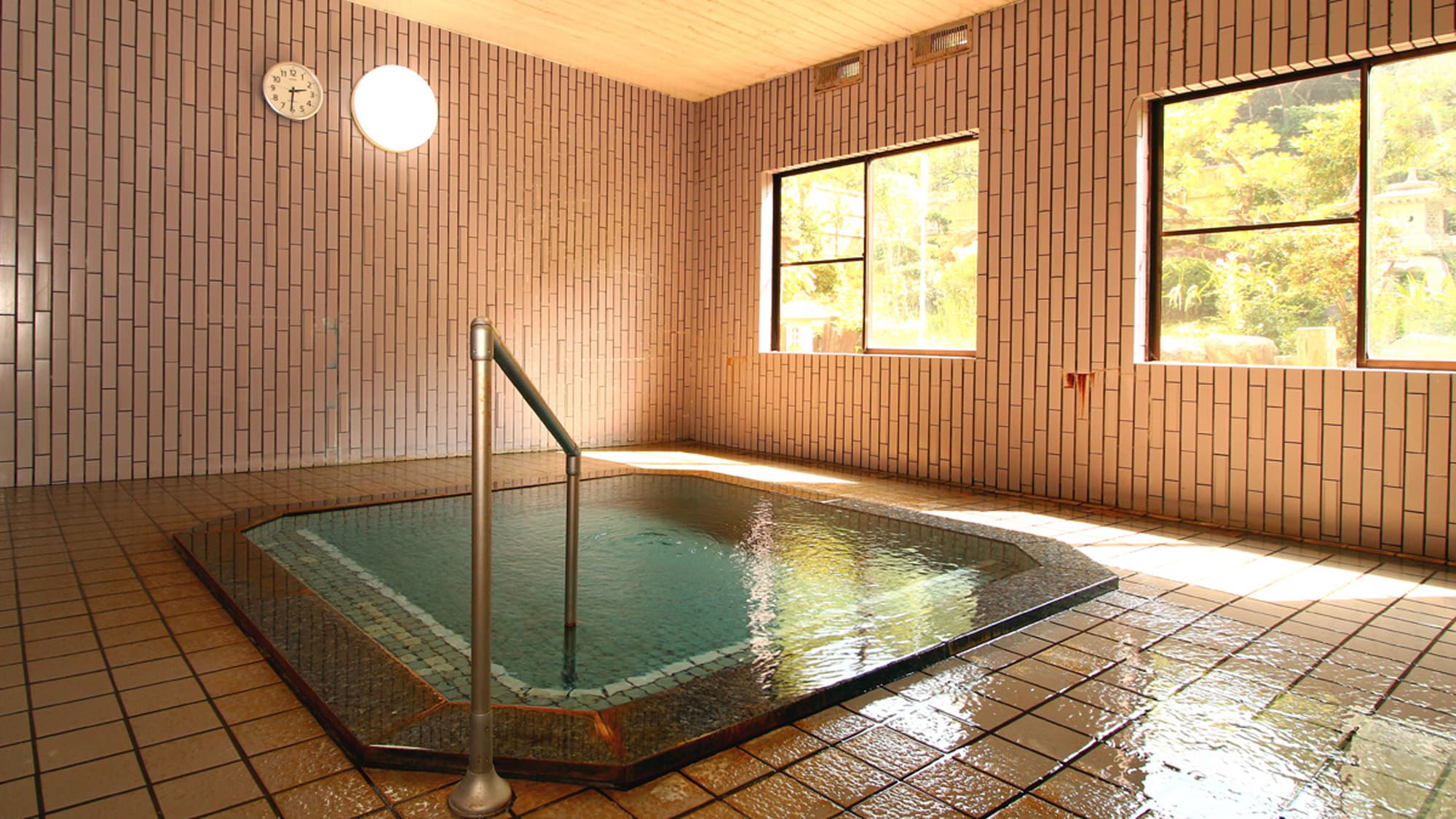 ■ [Men's bath] You can relax and enjoy the hot springs while looking out at the garden.