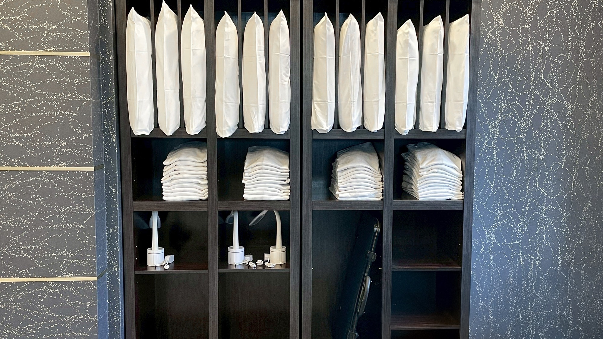 Kệ cho thuê (máy ủi quần áo và áo choàng)