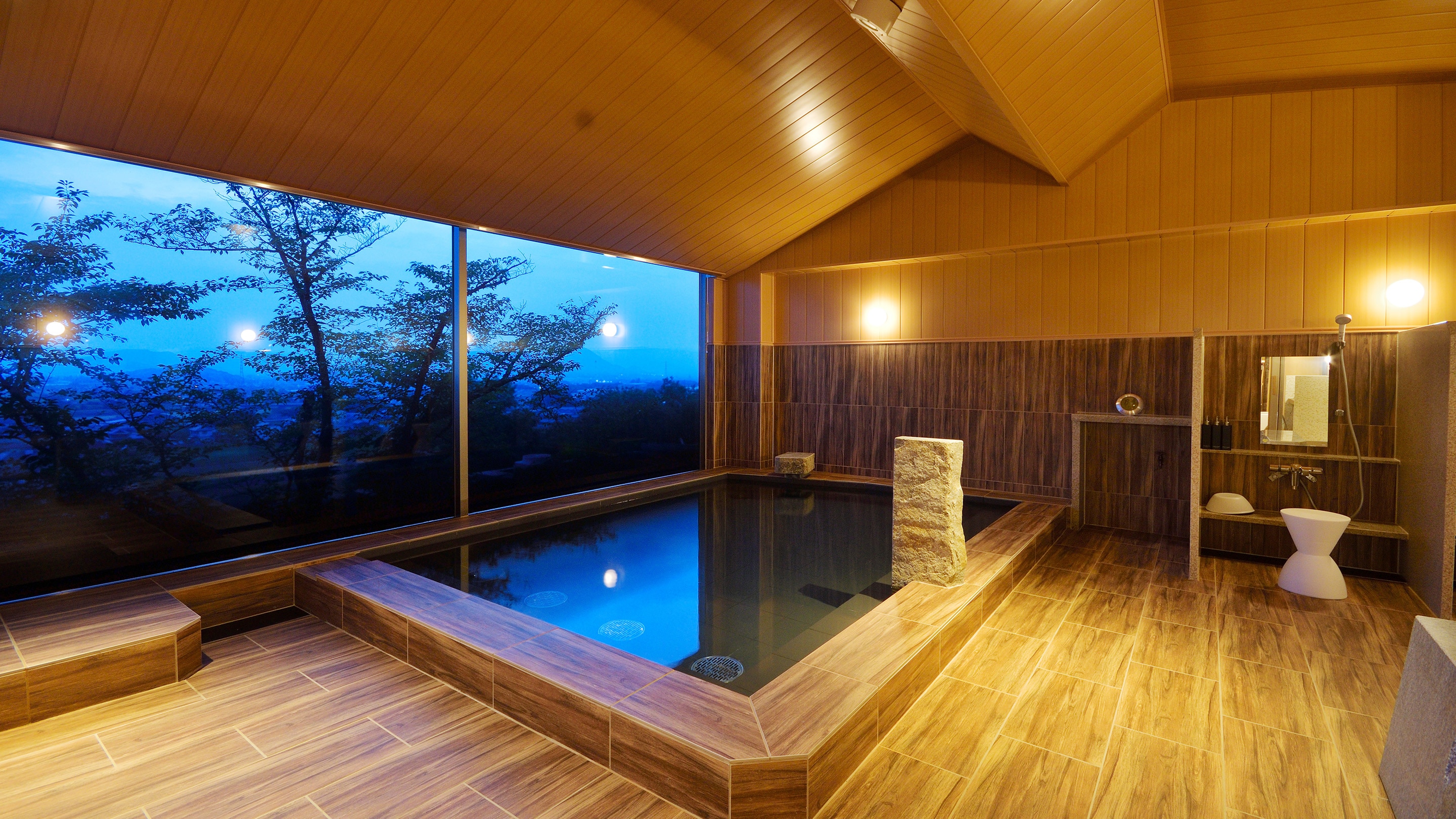 ห้องอาบน้ำรวมขนาดใหญ่ในเวลากลางคืน "THE CALM"