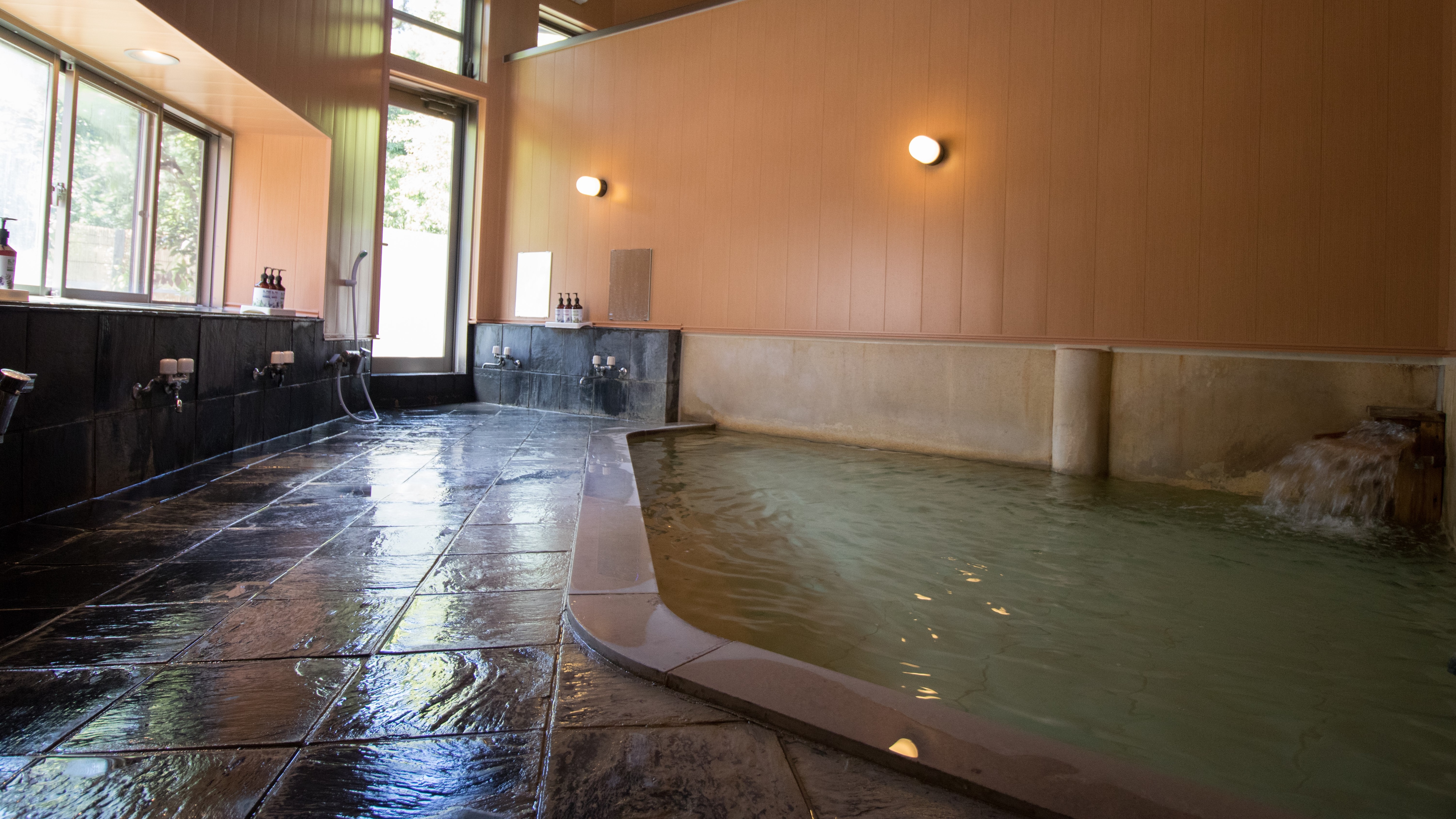 ・Kinunoyu Men's Bath The interior walls were renovated in the summer of 2019.