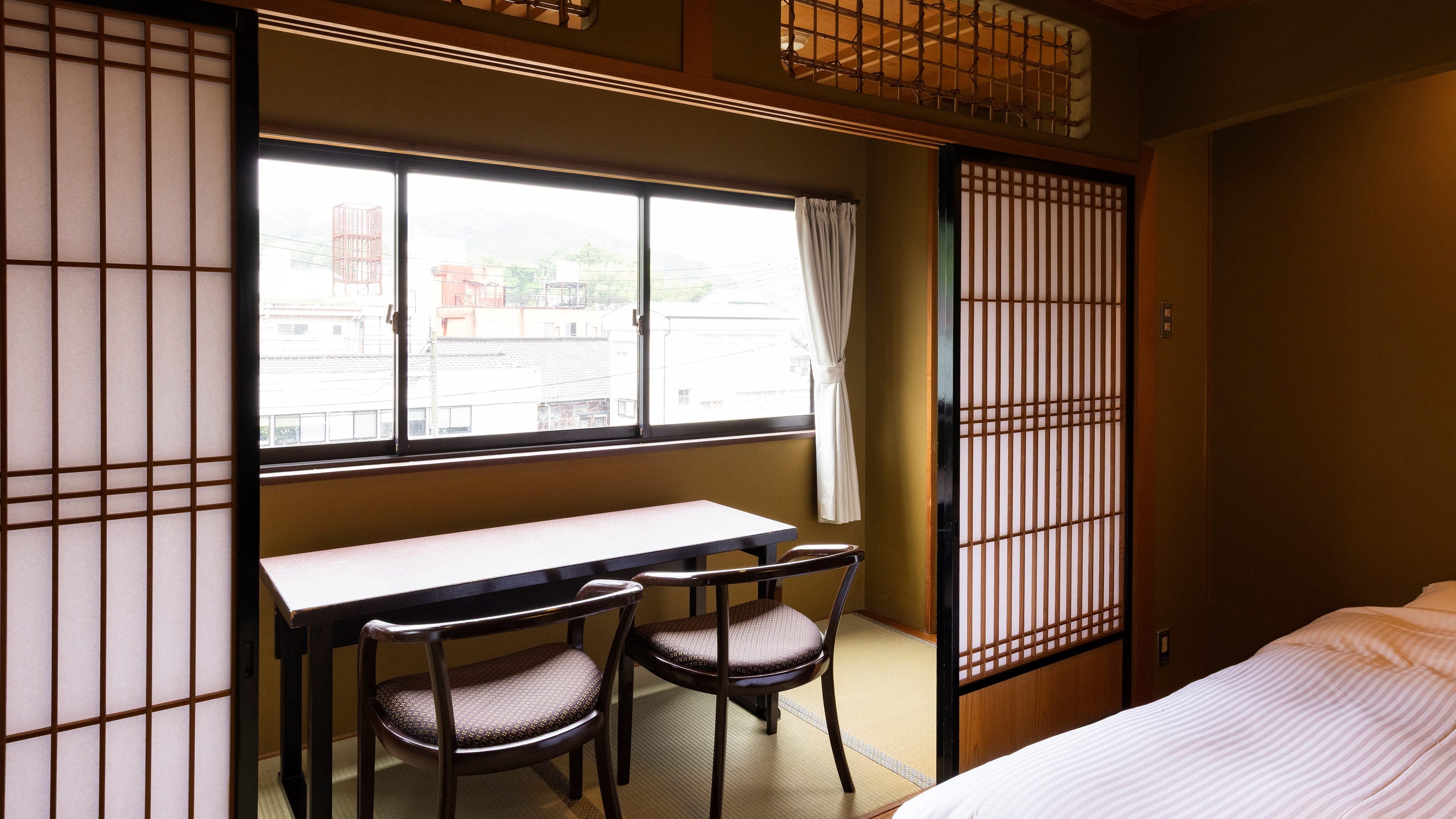 8 tatami twin beds, bath and toilet included