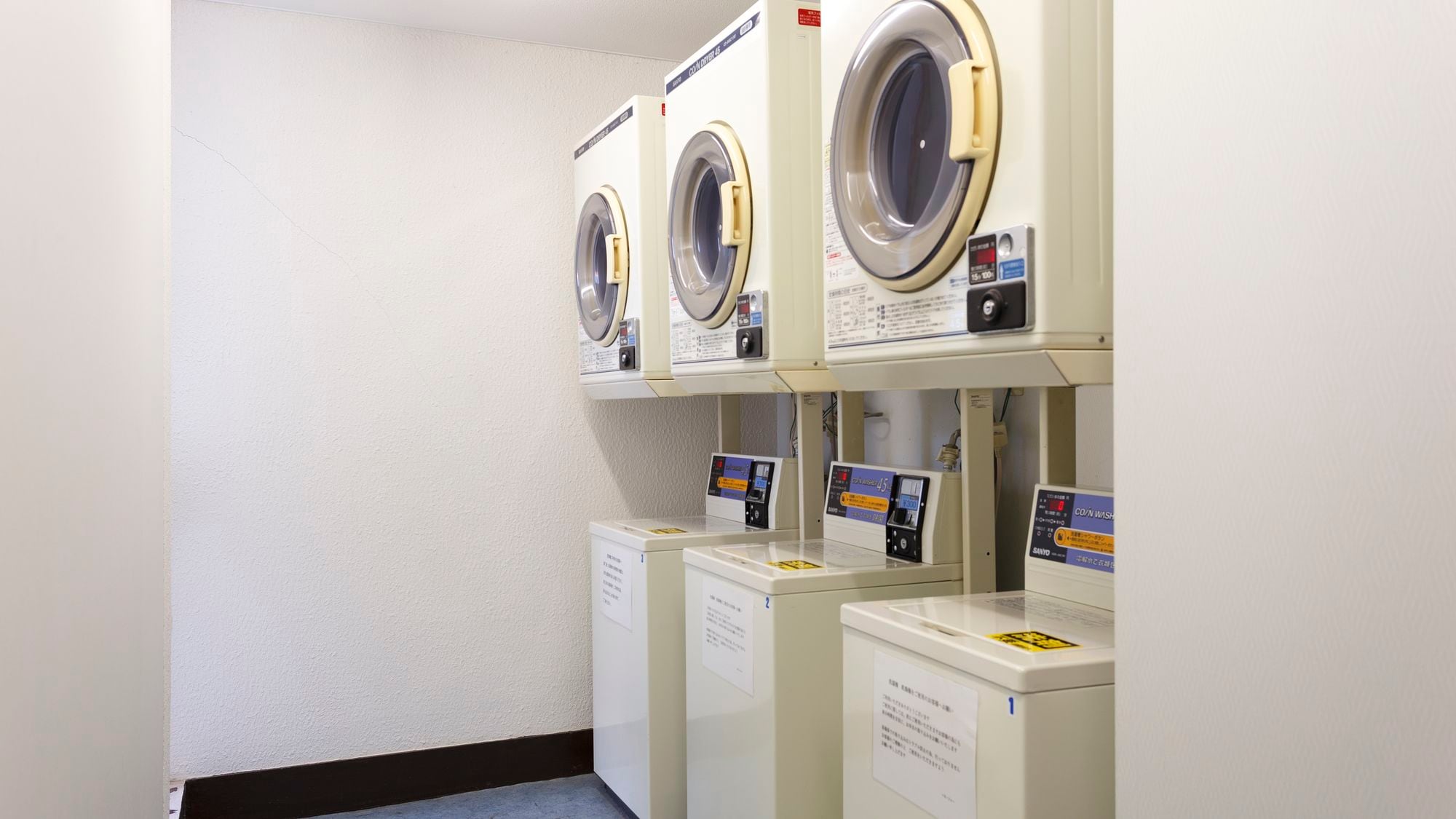 [Coin laundry] Harga: 300 yen per mesin cuci / 100 yen untuk pengering 15 menit