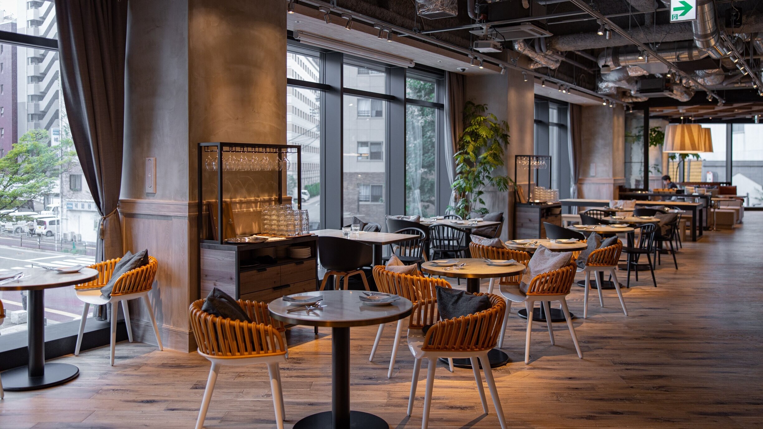 [2F Nine Doors] Tempat sarapan dengan suasana seperti kafe