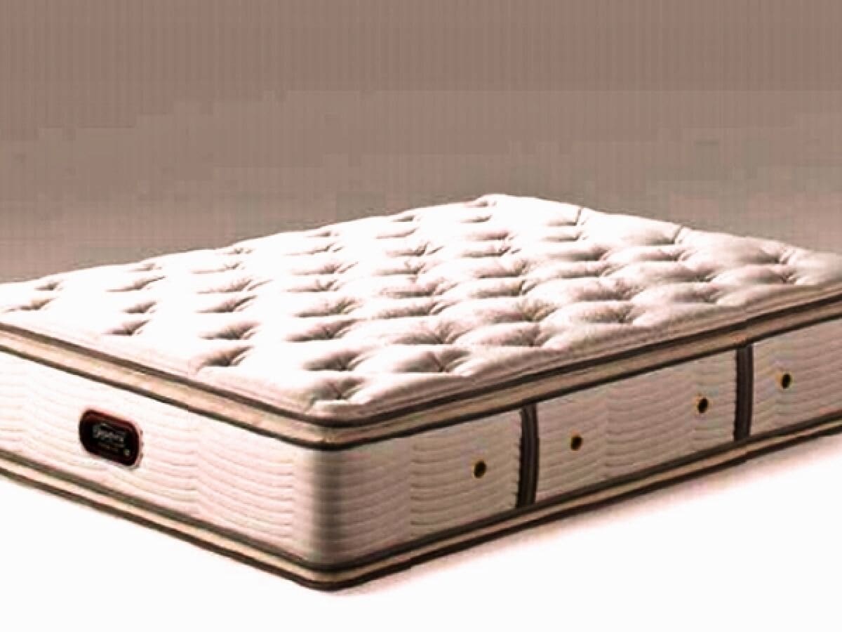 高級客房配有最高級的席夢思床，床厚 35 厘米，枕頭高 8.25 英寸。