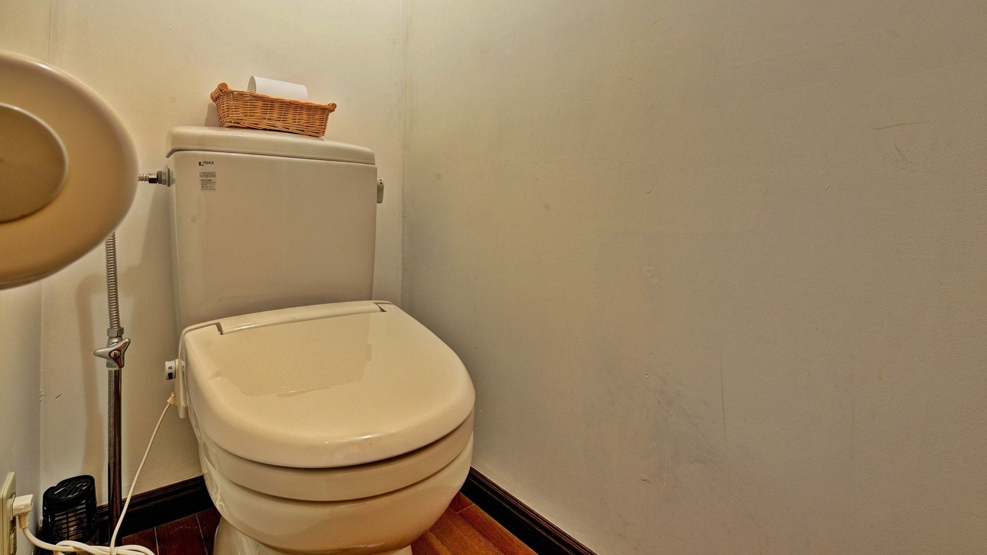 *ห้องพักแบบ A (เตียงคู่)/ห้องน้ำ แต่ละห้องจะมีห้องน้ำในตัว