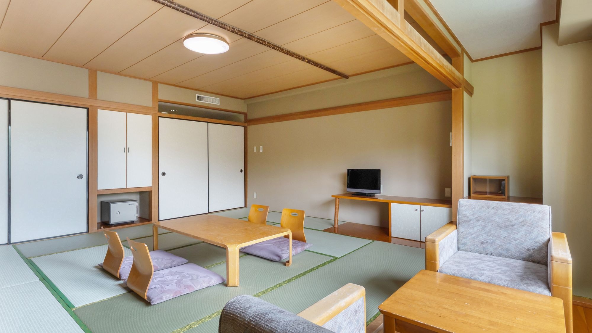 Japanese-style room (12 tatami mats)