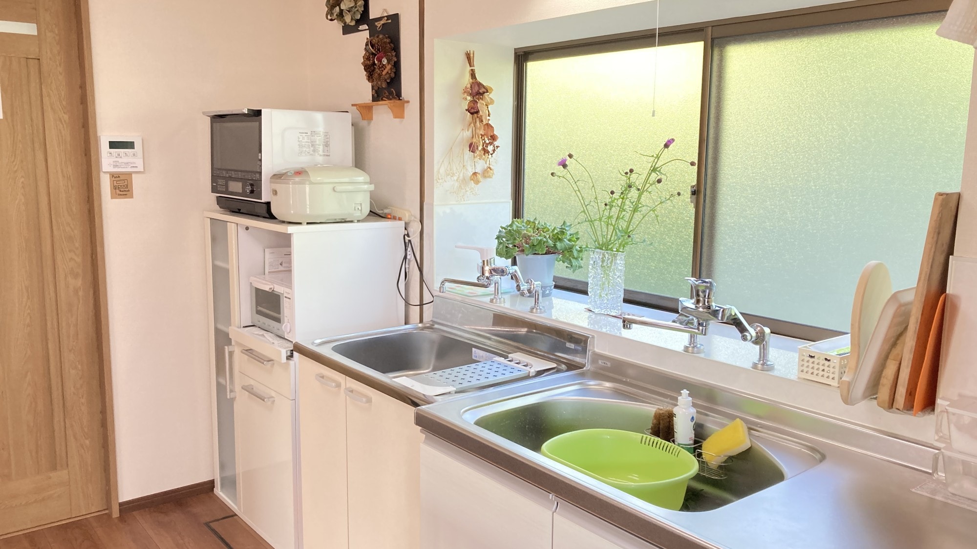 [Kitchen (3)] There are two sinks, so it's perfect for a group!