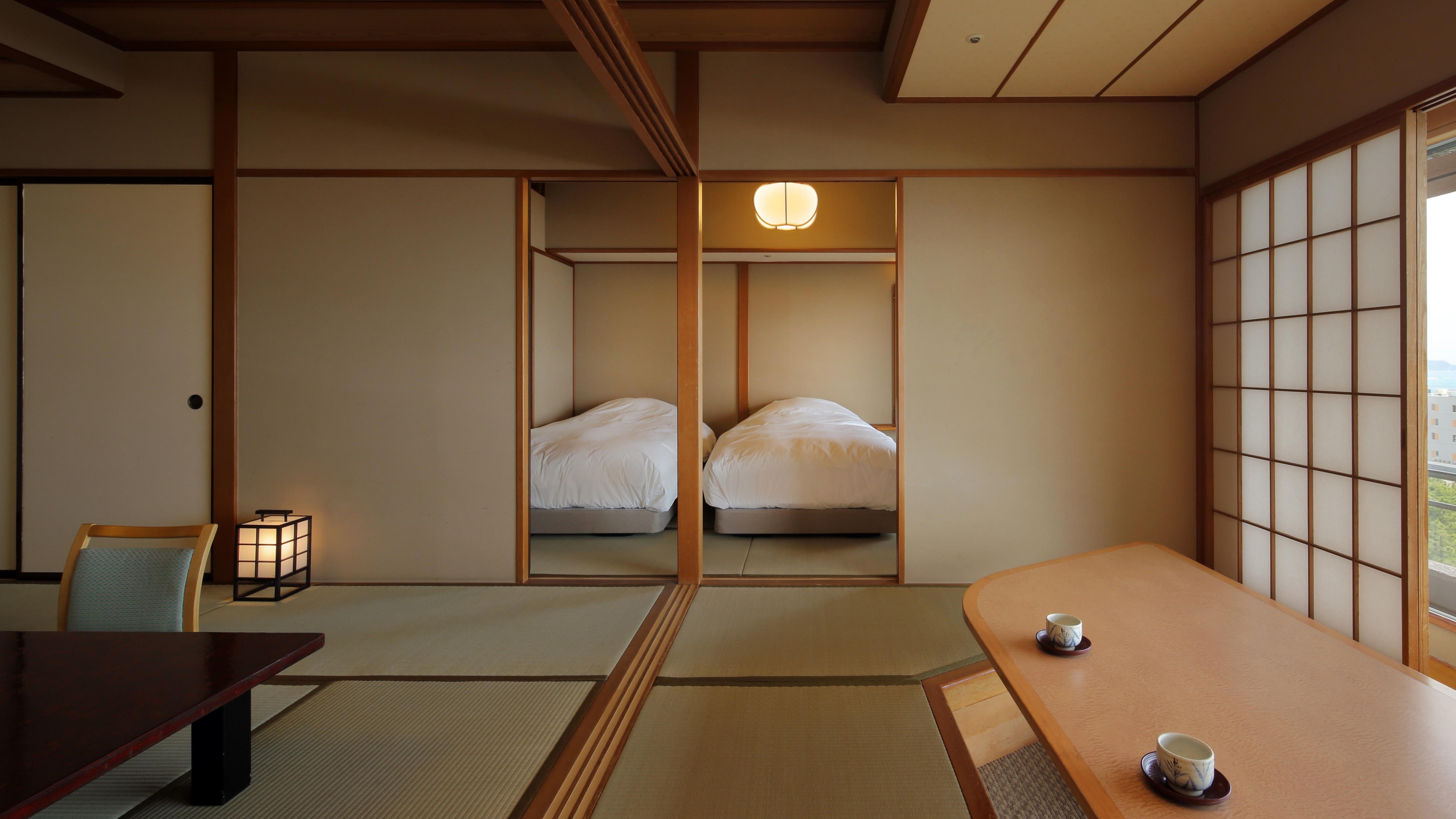 Kamar bergaya Jepang-Barat dengan salon kotatsu (10 tikar tatami + tempat tidur twin + salon kotatsu + kamar mandi dalam)