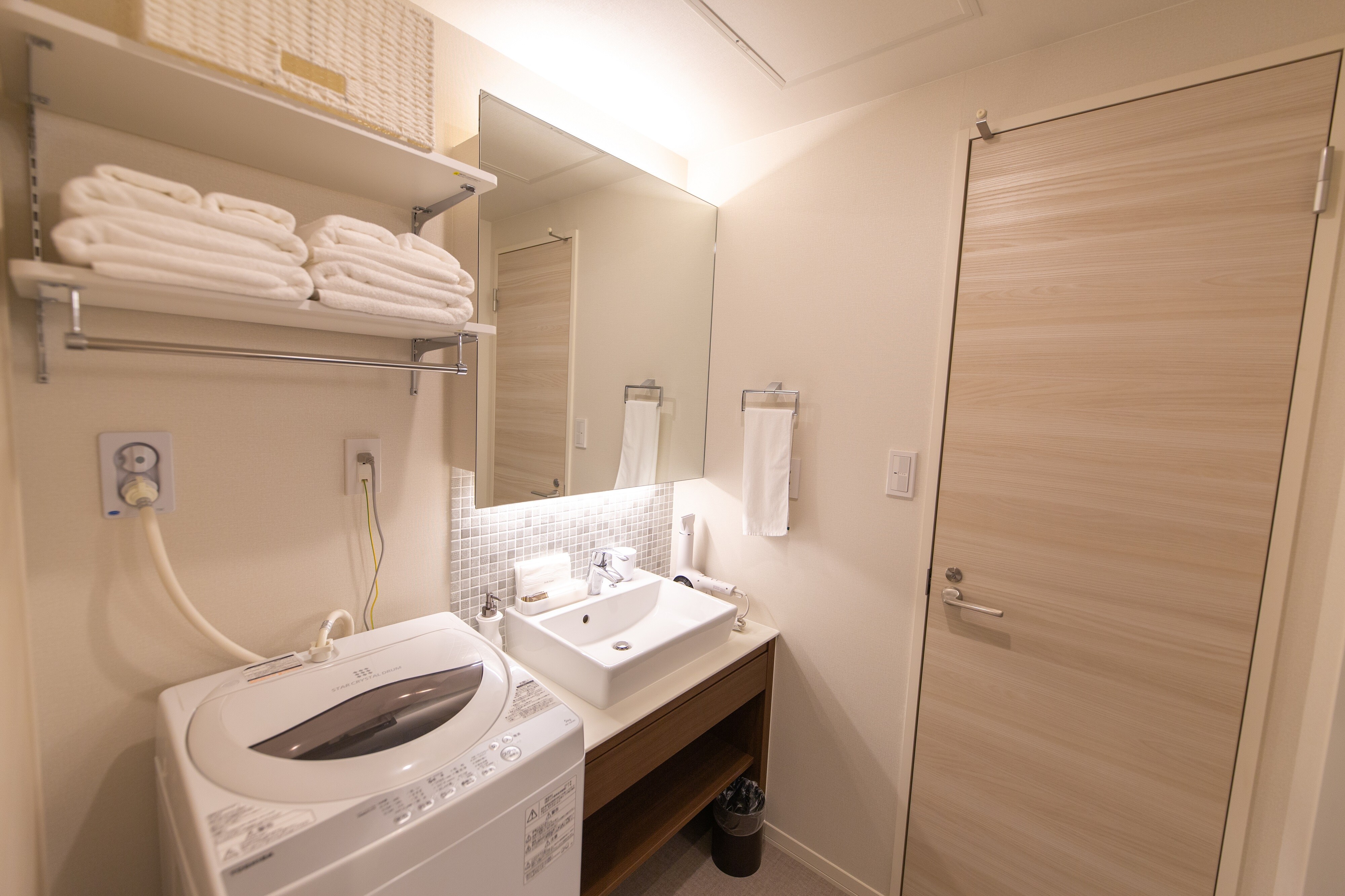 [Dressing room] Fully equipped with washbasin and washing machine!