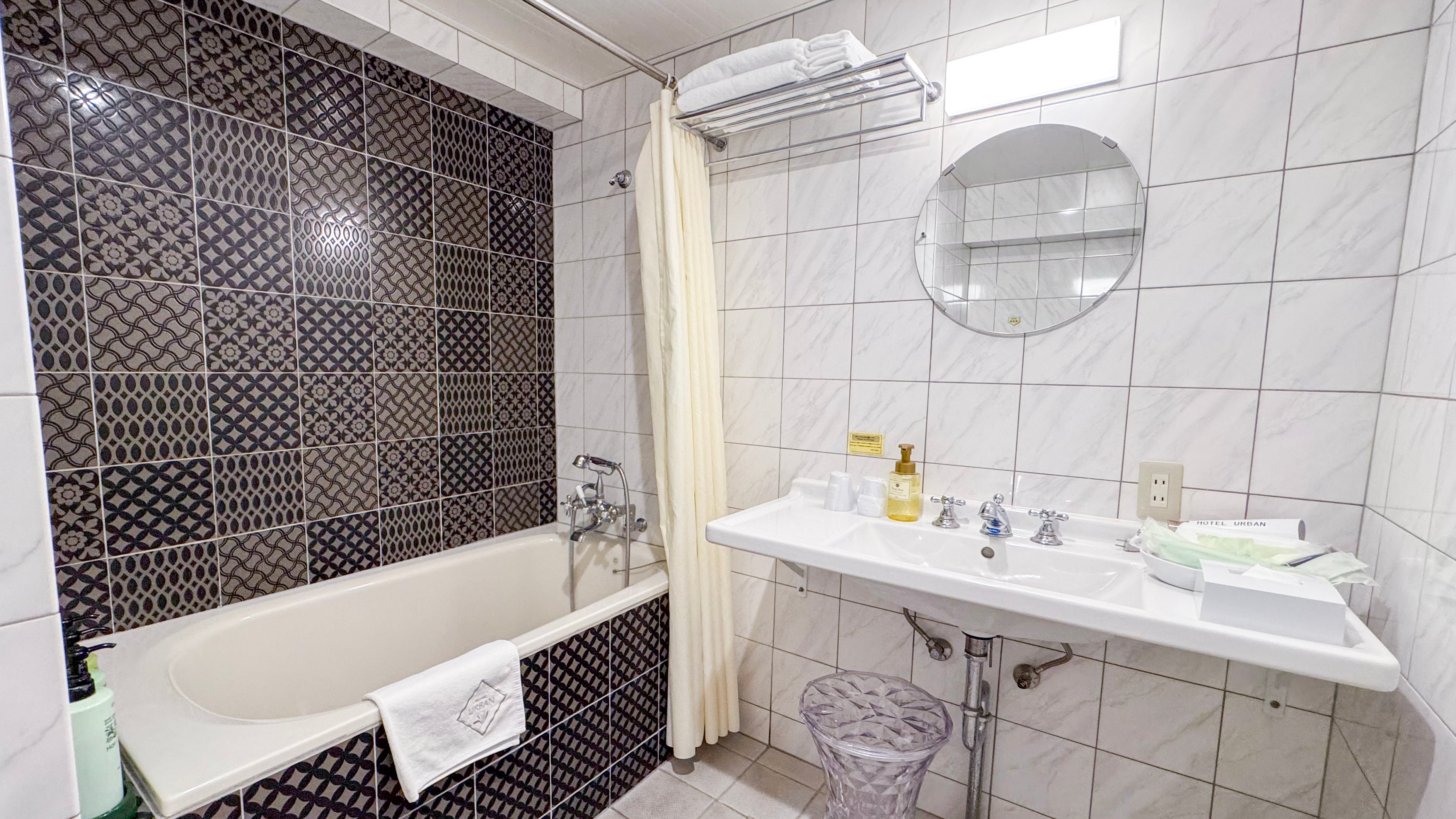 Kamar mandi ganda bergaya Jepang perkotaan