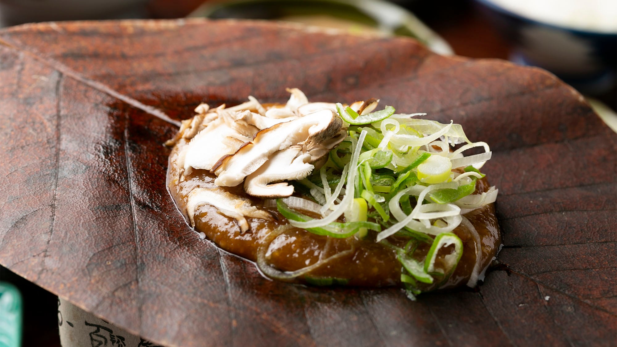 ・[Breakfast example] The hostess's special Hida local dish "Hohba miso." It has a deep flavor.