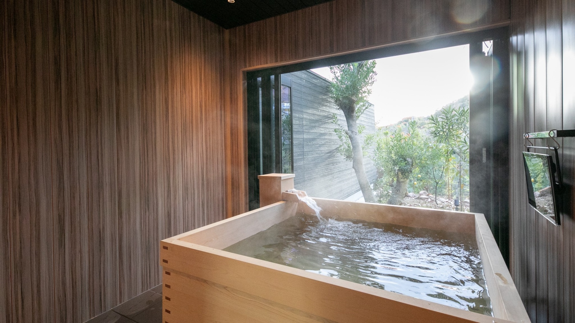 Phòng tắm bán lộ thiên Cypress có ban công (Kohaku)