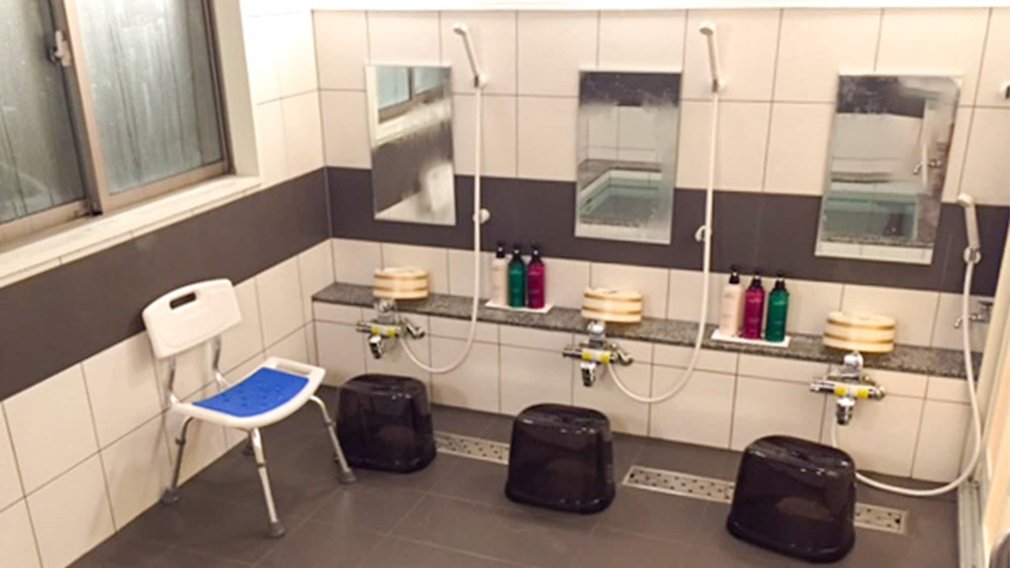 ・ห้องอาบน้ำชาย : พื้นที่อาบน้ำกว้างขวาง