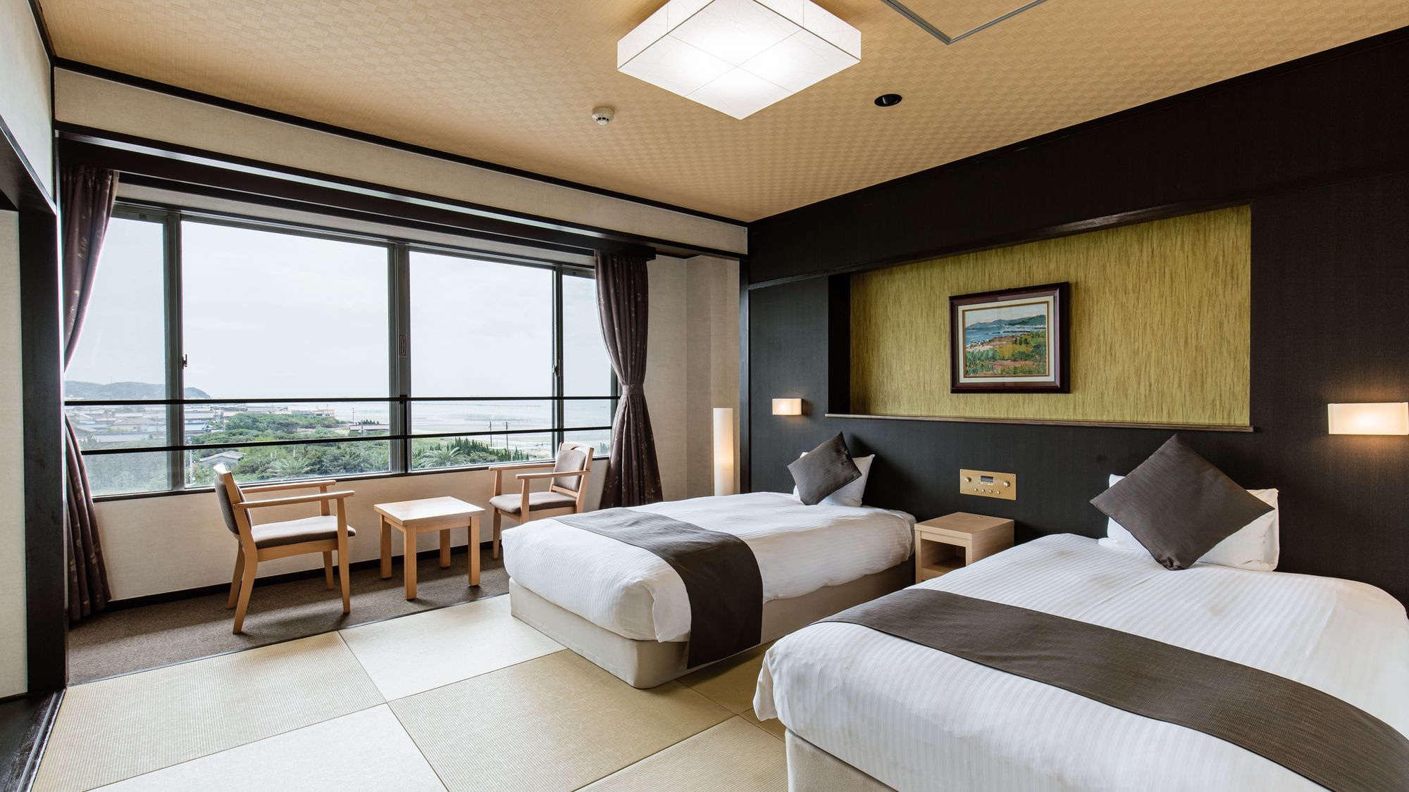 Japanese-style twin room [33 square meters] A modern room with two semi-double beds on top of Ryukyu-style tatami mats.