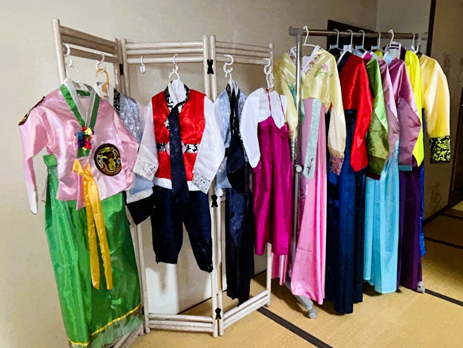 免费租借韩国传统服饰。您也可以在建筑物内佩戴它。