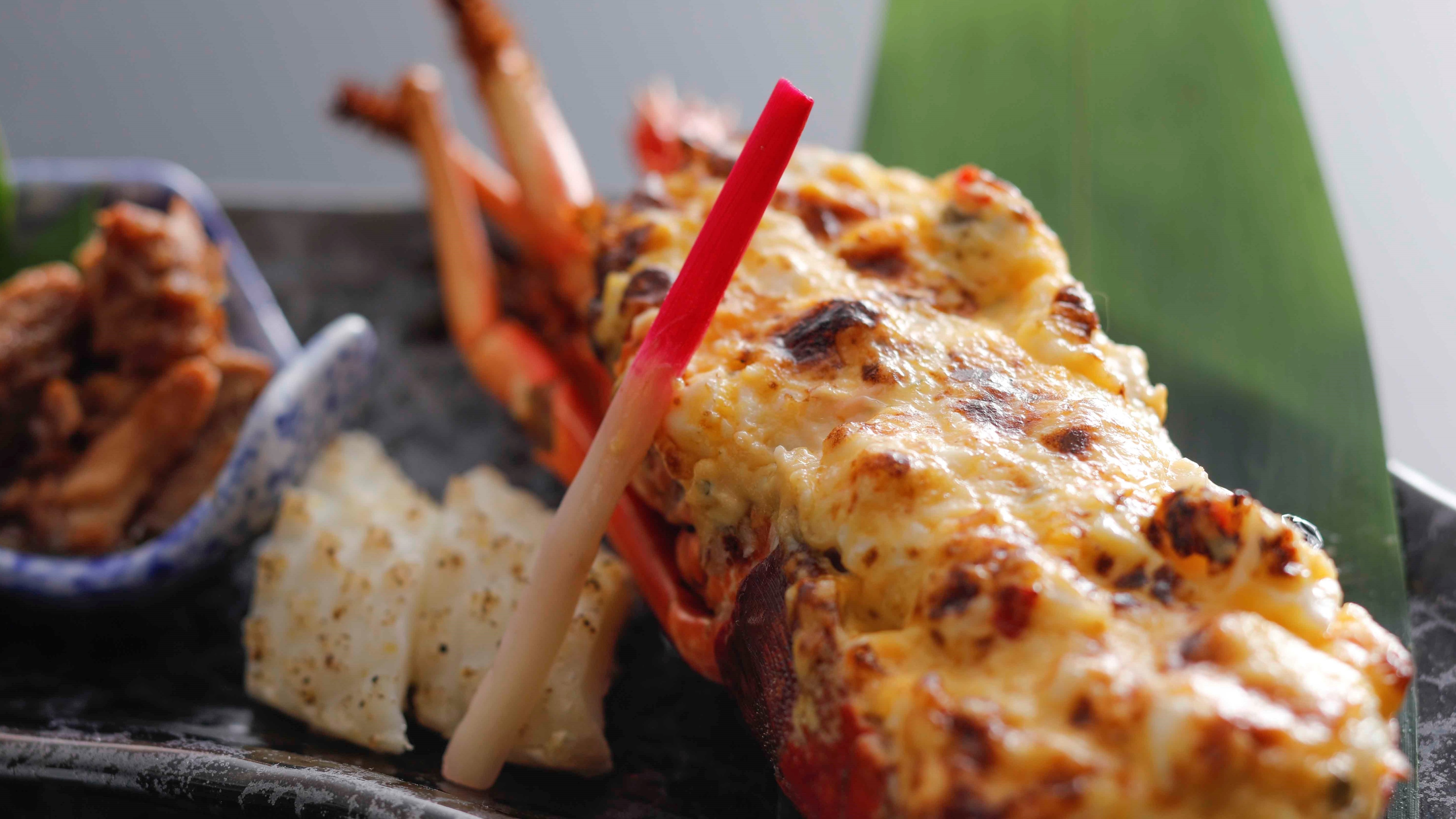 [Golden grilled spiny lobster]
