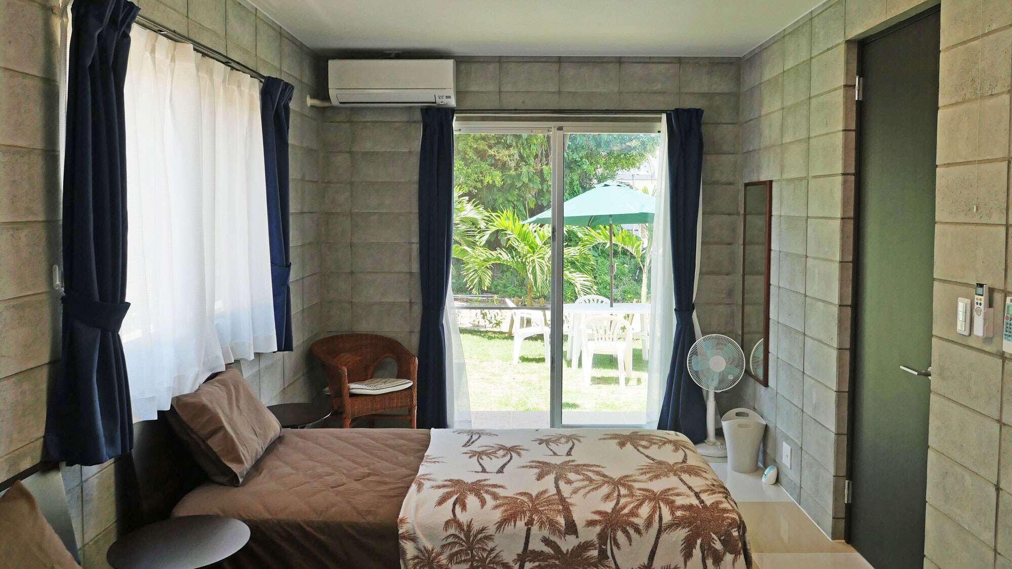 [Bedroom] Direct access from the garden.