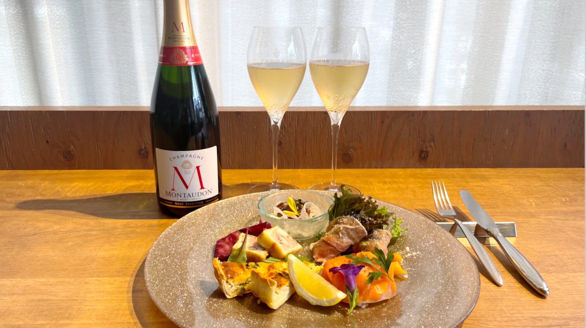 Champagne & hors d'oeuvres image
