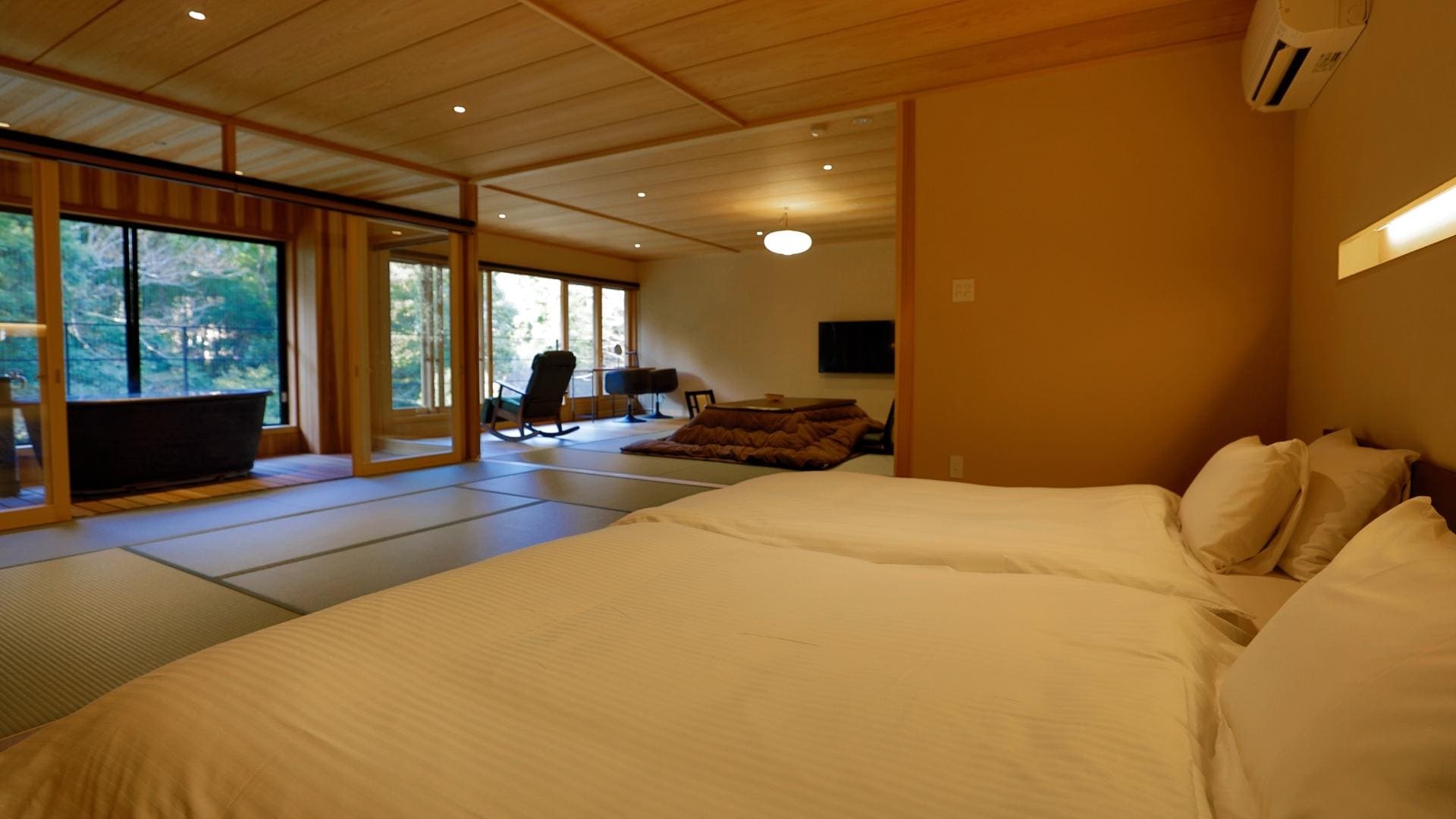 Guest room with open-air bath <Kawa no Oto> A semi-double size Japanese bed is available.