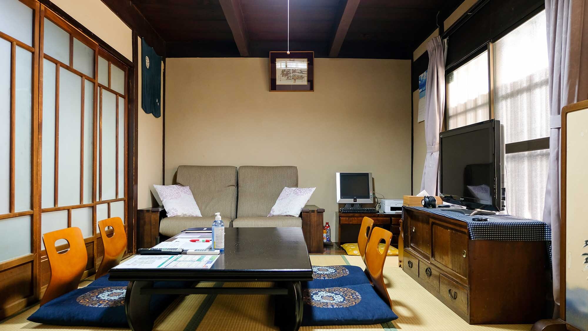 ・[Living room] A spacious space that can be used for social gatherings.