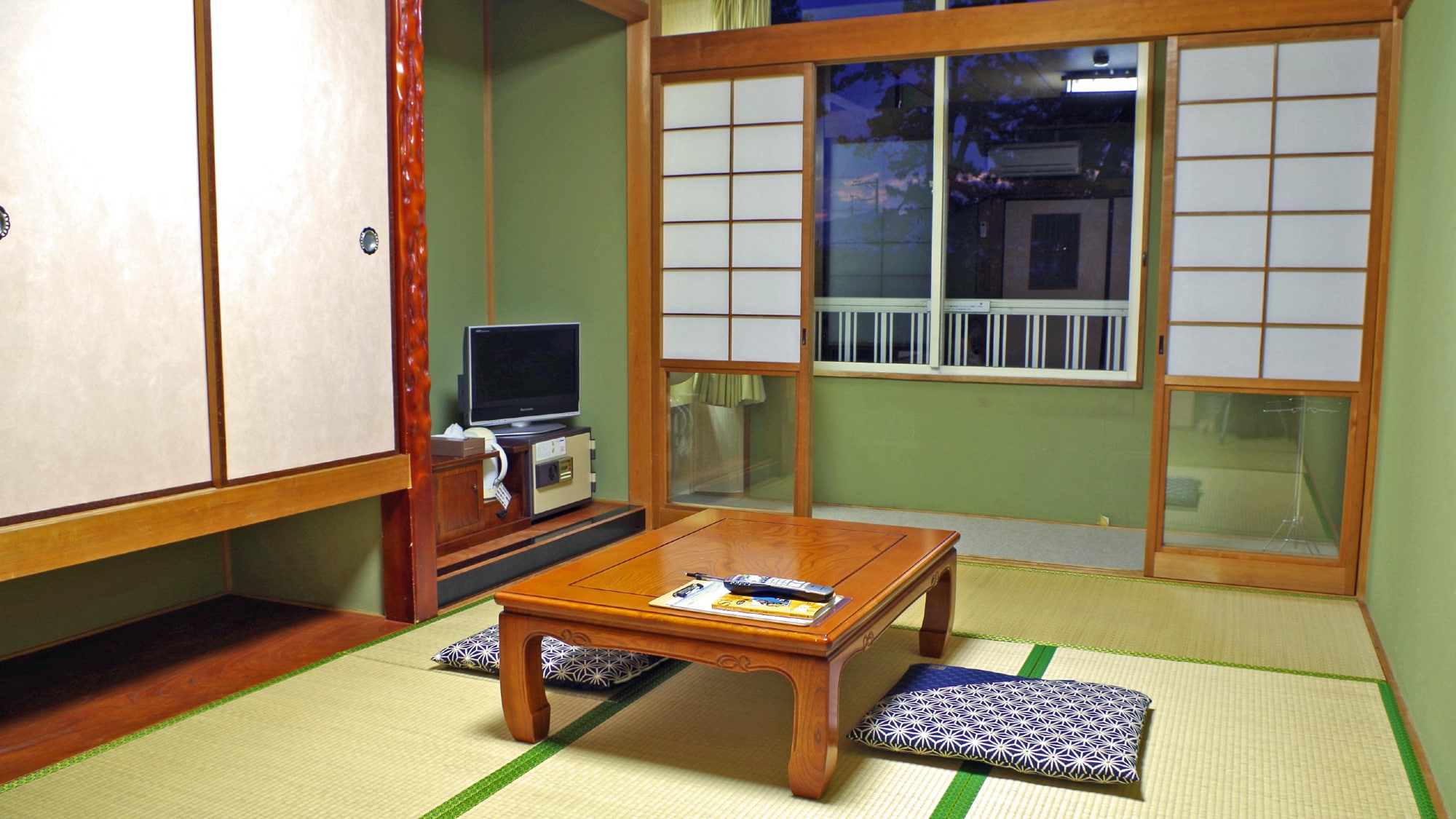[Japanese-style room 8 tatami mats] We have a Japanese-style room where you can relax and relax. Enjoy the view of the lake from the window.