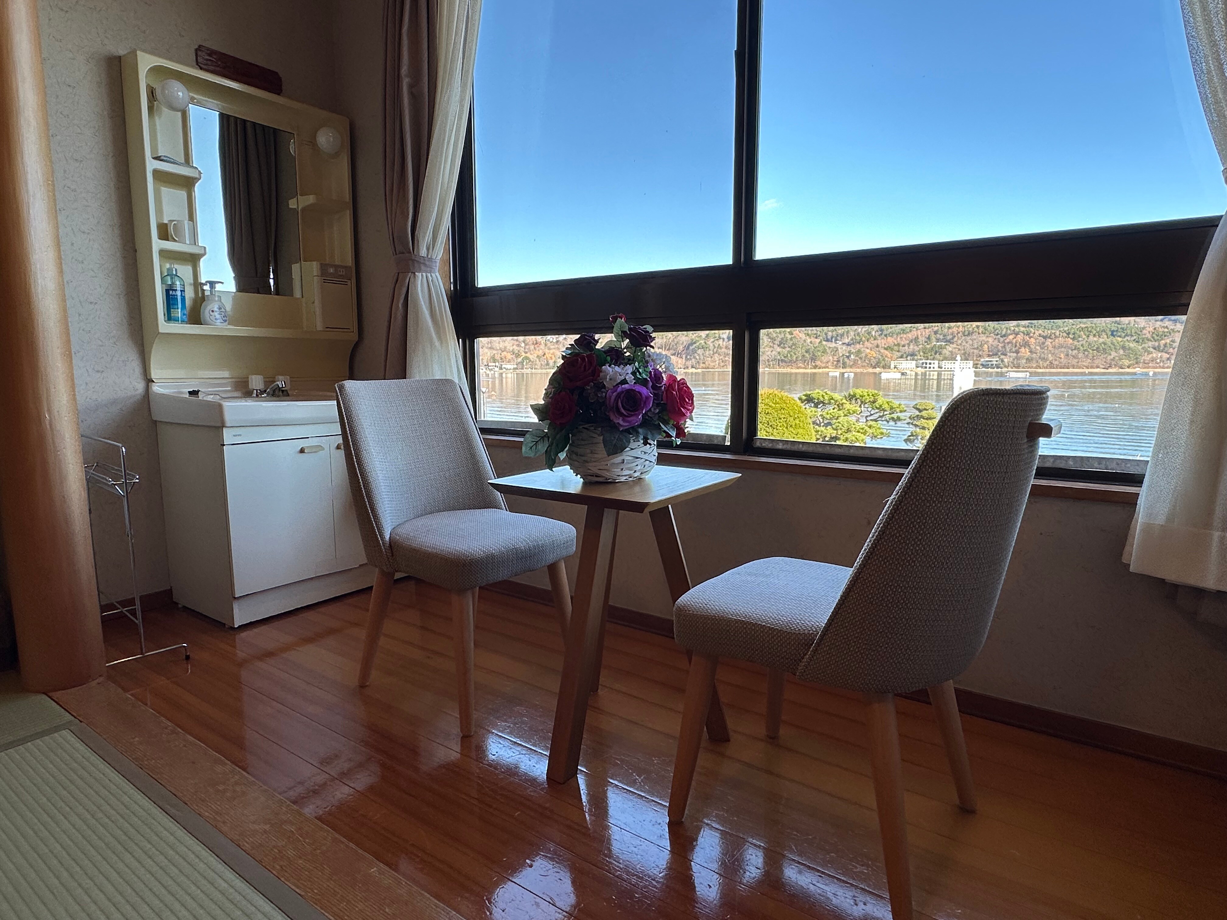 Lake Yamanaka View Japanese-Style Room with Shared Bath and Toilet [Non-Smoking]