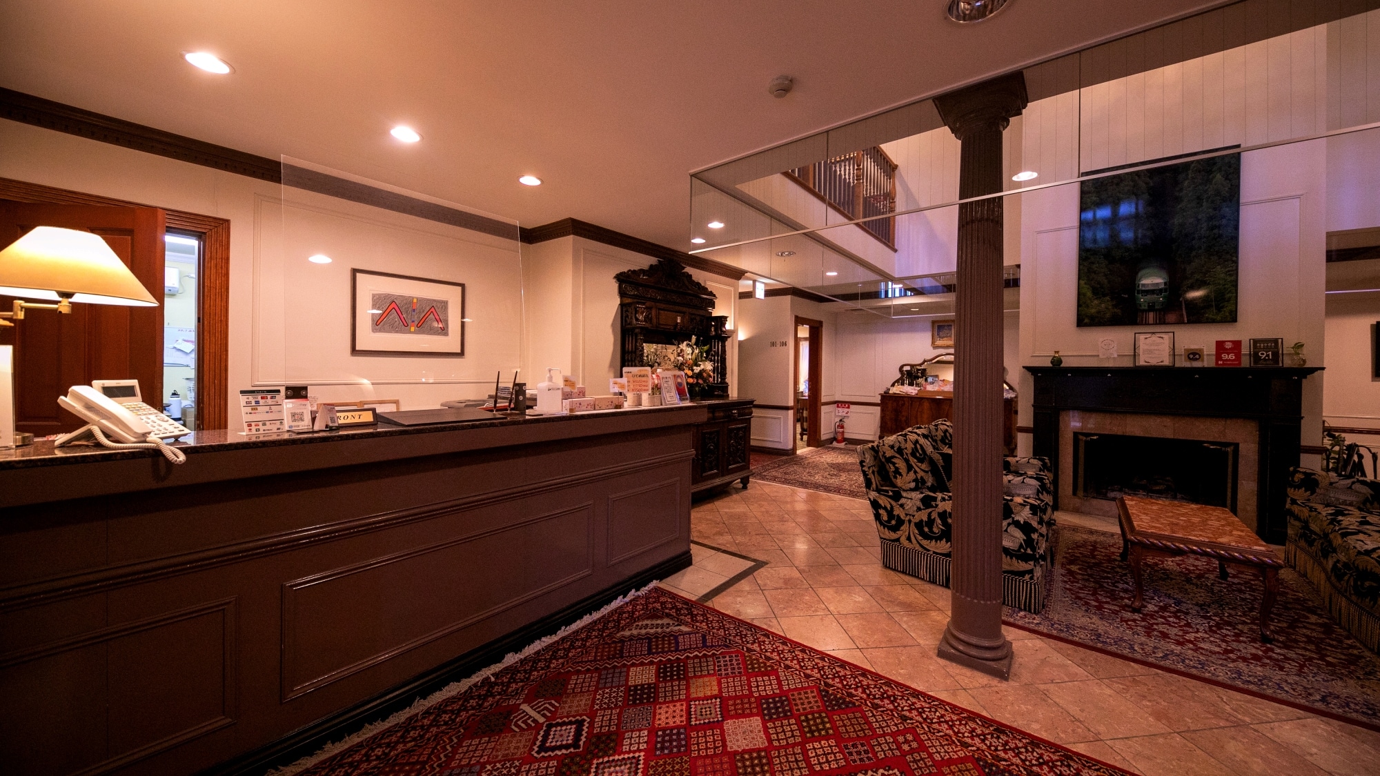 [Front desk] Open and airy front lobby