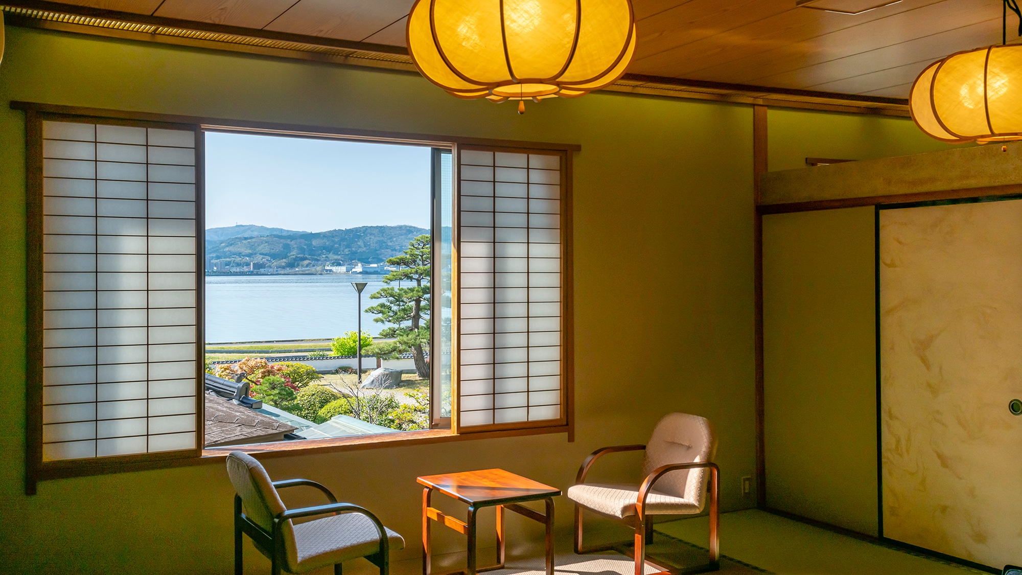 <8 tatami room facing Lake Shinji> You can see the morning clam fishing at Lake Shinji over the garden.