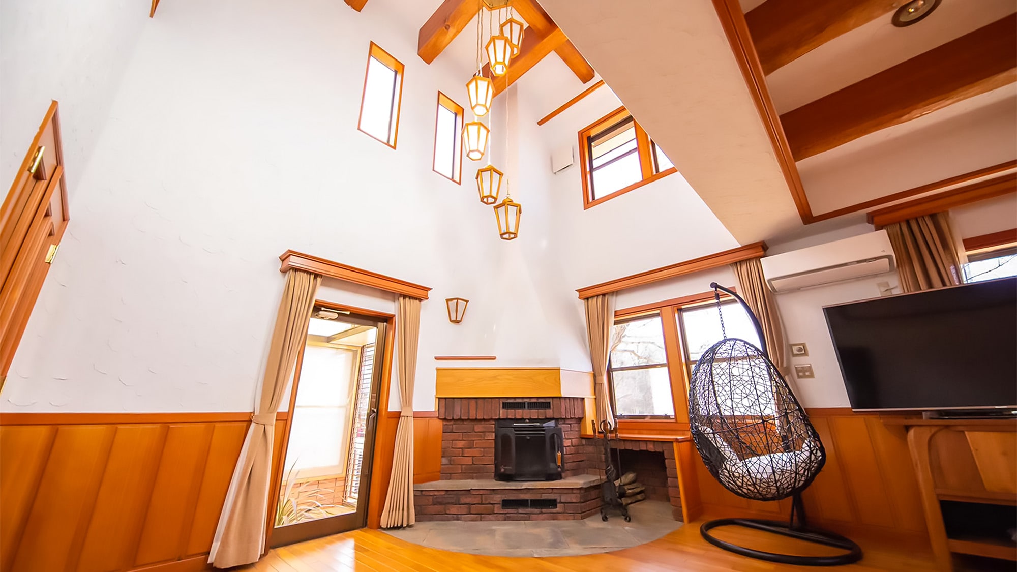 ・Enjoy a luxurious stay surrounded by trees and nature in a quiet location.