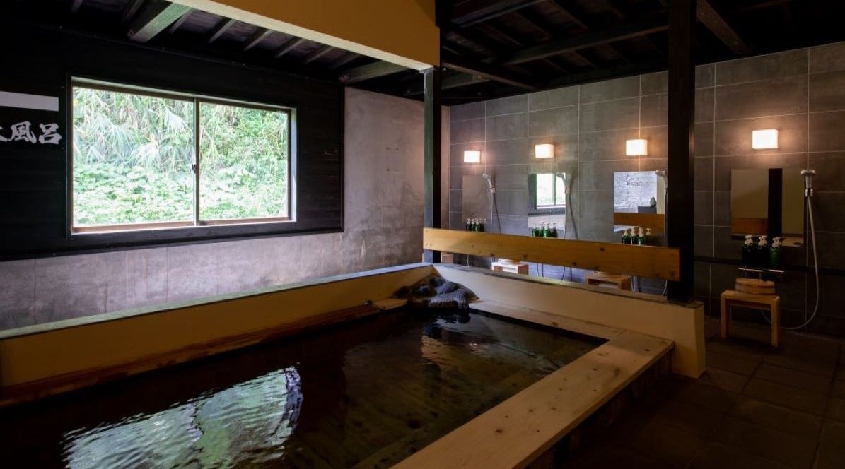 Large public bath (men's indoor bath)