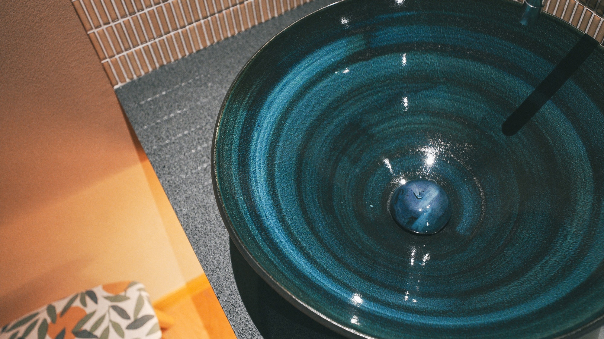 [Sukiya] Washroom space where you can enjoy the beautiful blue of Tobe-yaki Joshua Koubou