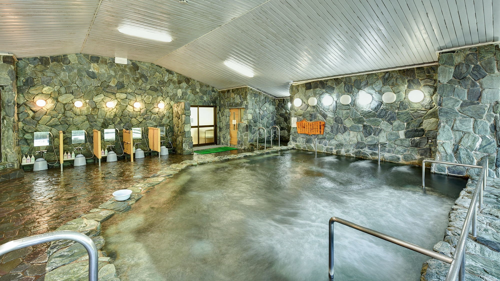 *Large public bath on the second floor. Rock bath hot spring.