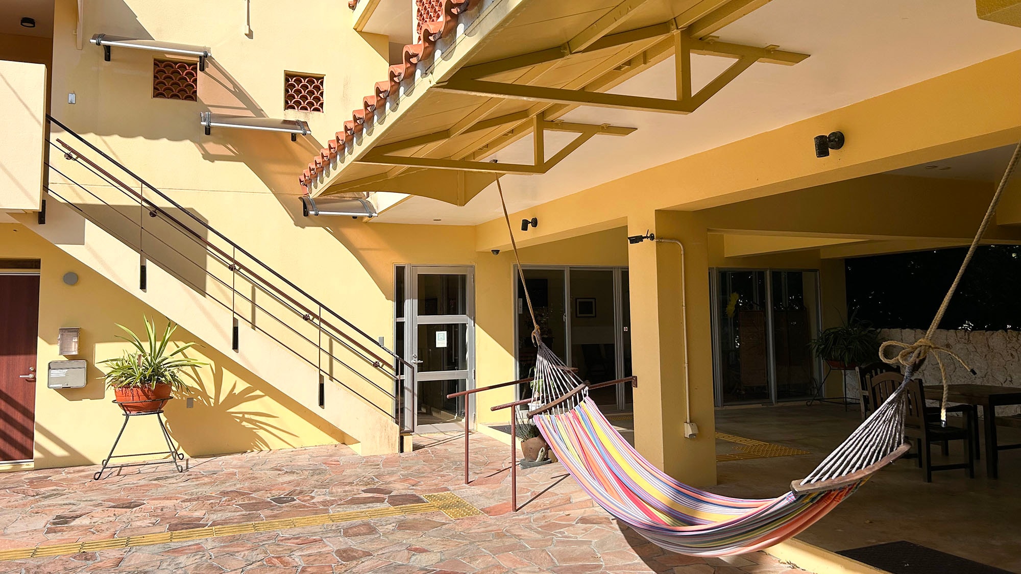 ・[Piloti] Swinging in a hammock. Would you like to take a relaxing nap?