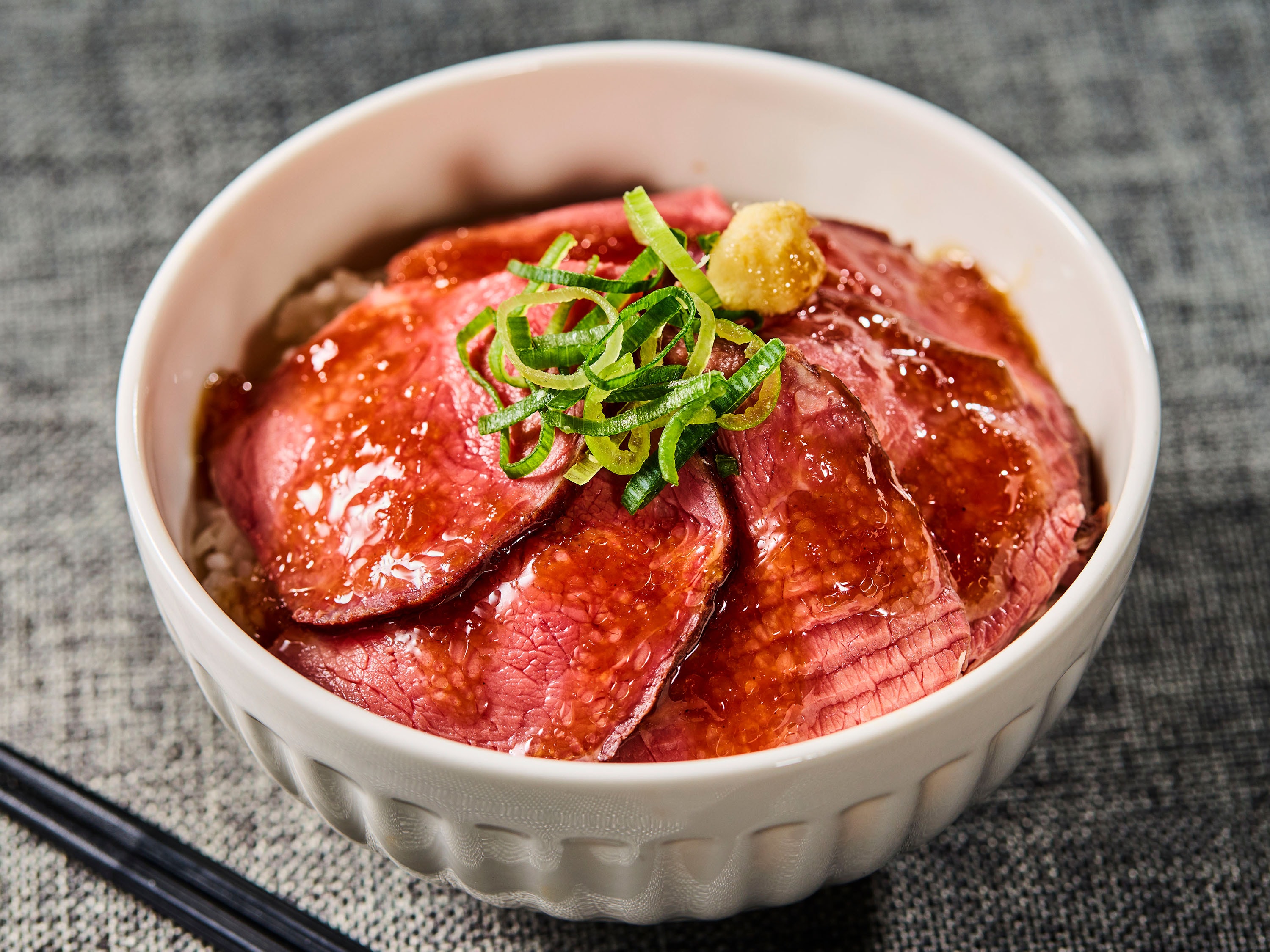 自助早餐 | 鲜嫩的烤牛肉配米饭，盛于碗中。一份令人满足的丰盛早餐，佐以特制酱汁。