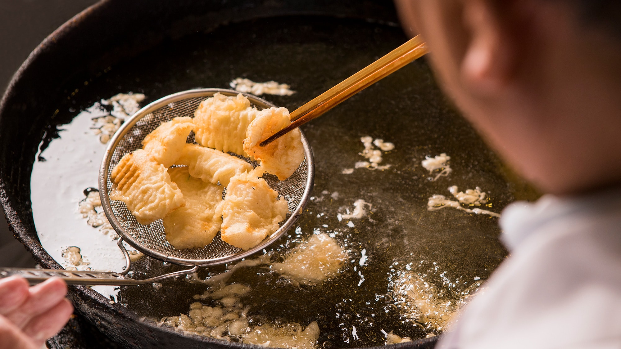 [Dinner buffet example] In the live kitchen, seasonal tempura is served freshly fried.