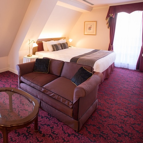 <Deluxe Double> We have 3 types of rooms with different expressions in the basic colors.