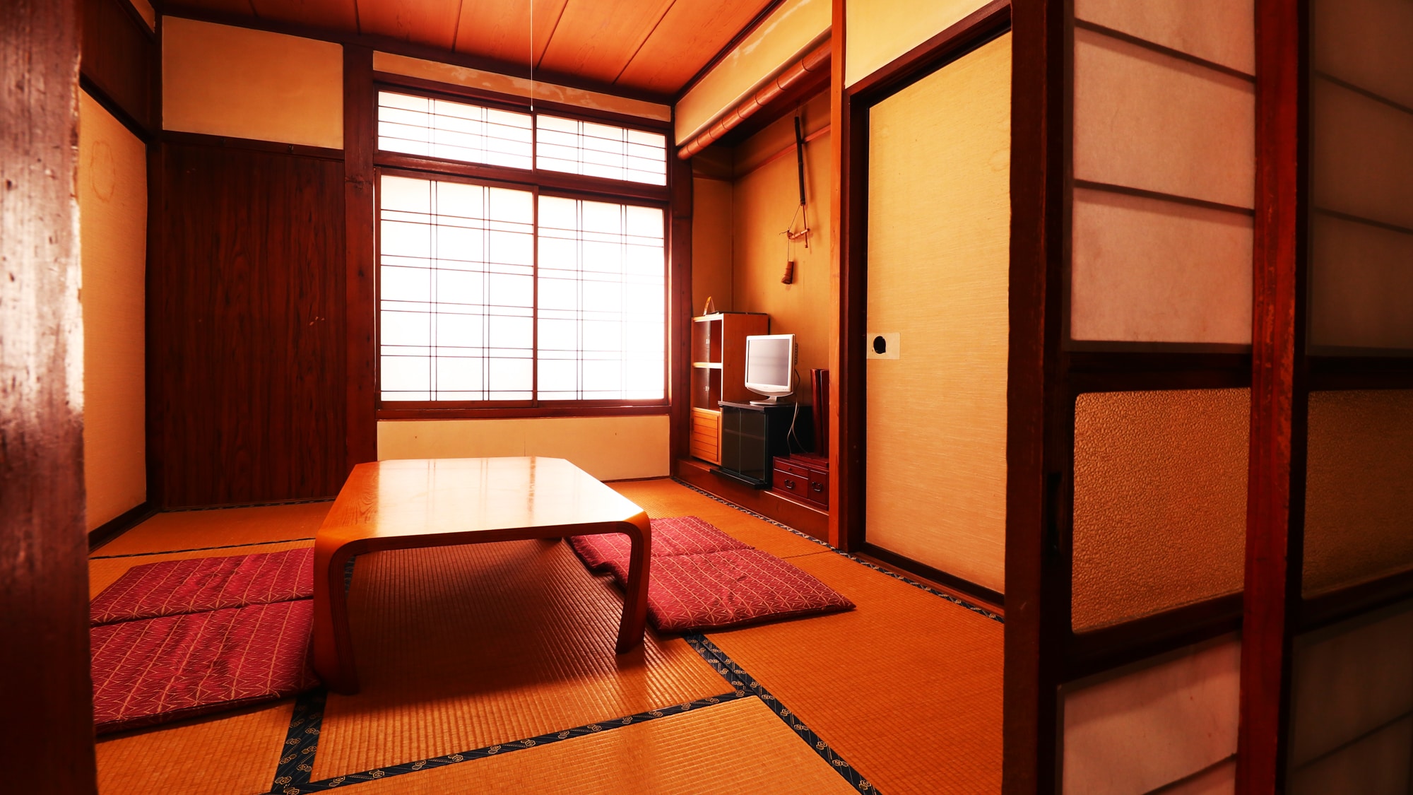 ■ [Main Building Guest Room Example] A nostalgic hot springs room. Stretch your legs out on the tatami mats and relax!