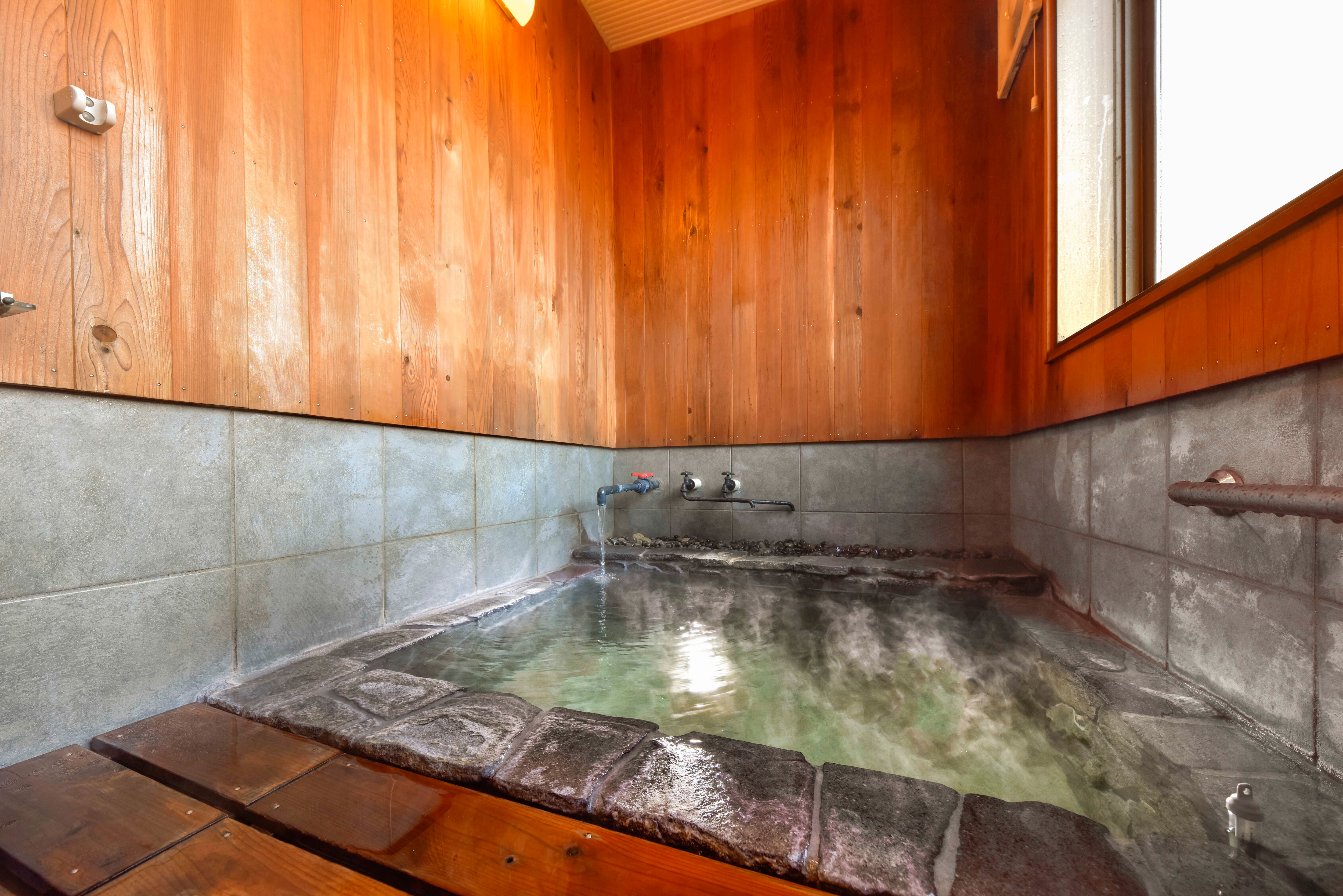 Suối nước nóng riêng tư