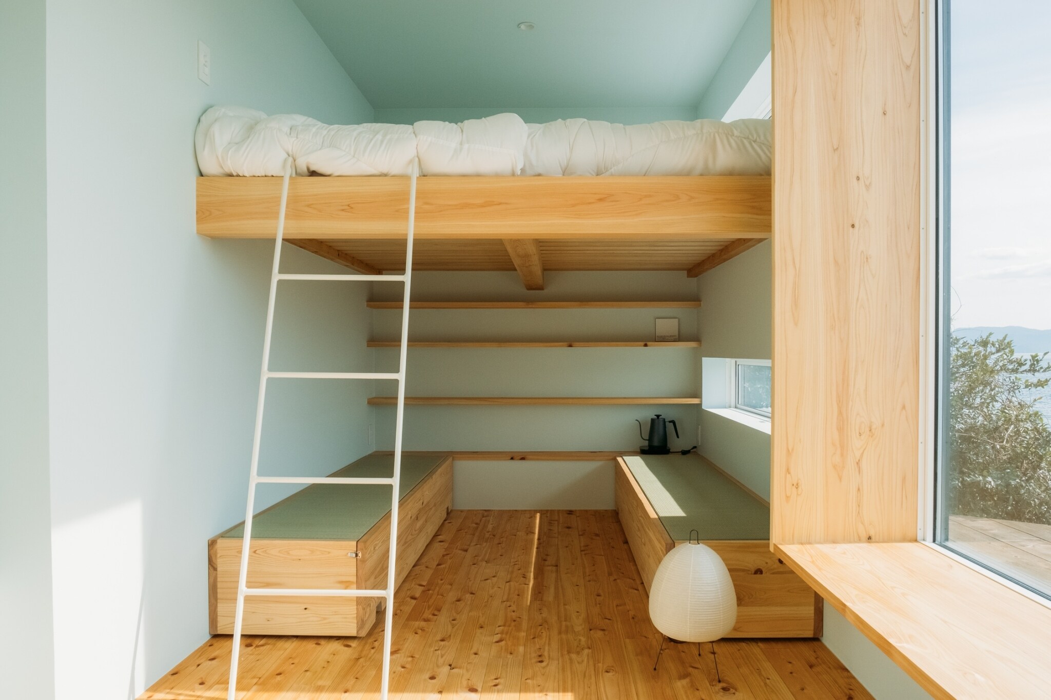 The first floor has a tatami bench, and the second floor is a bed space.